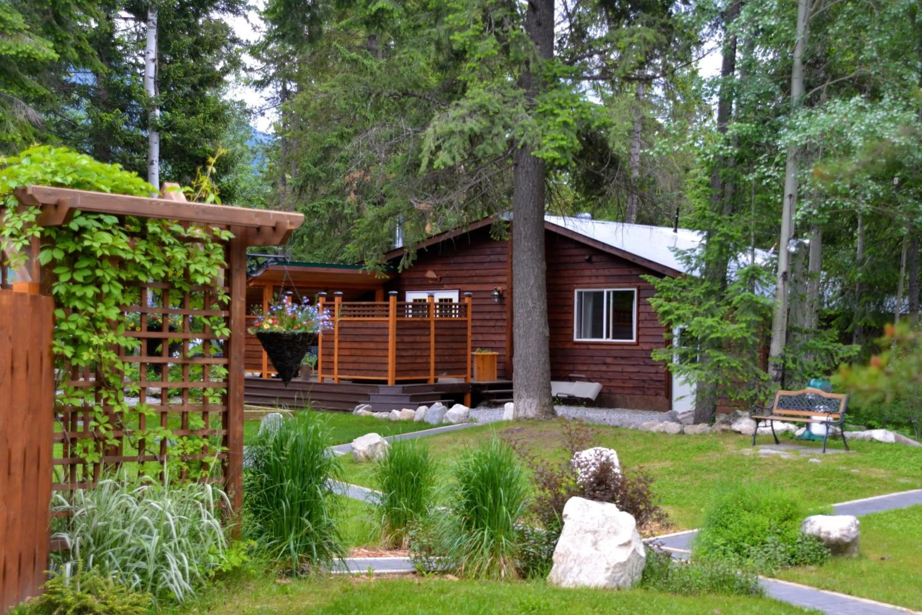 Facade/entrance in Cedar House Restaurant & Chalets