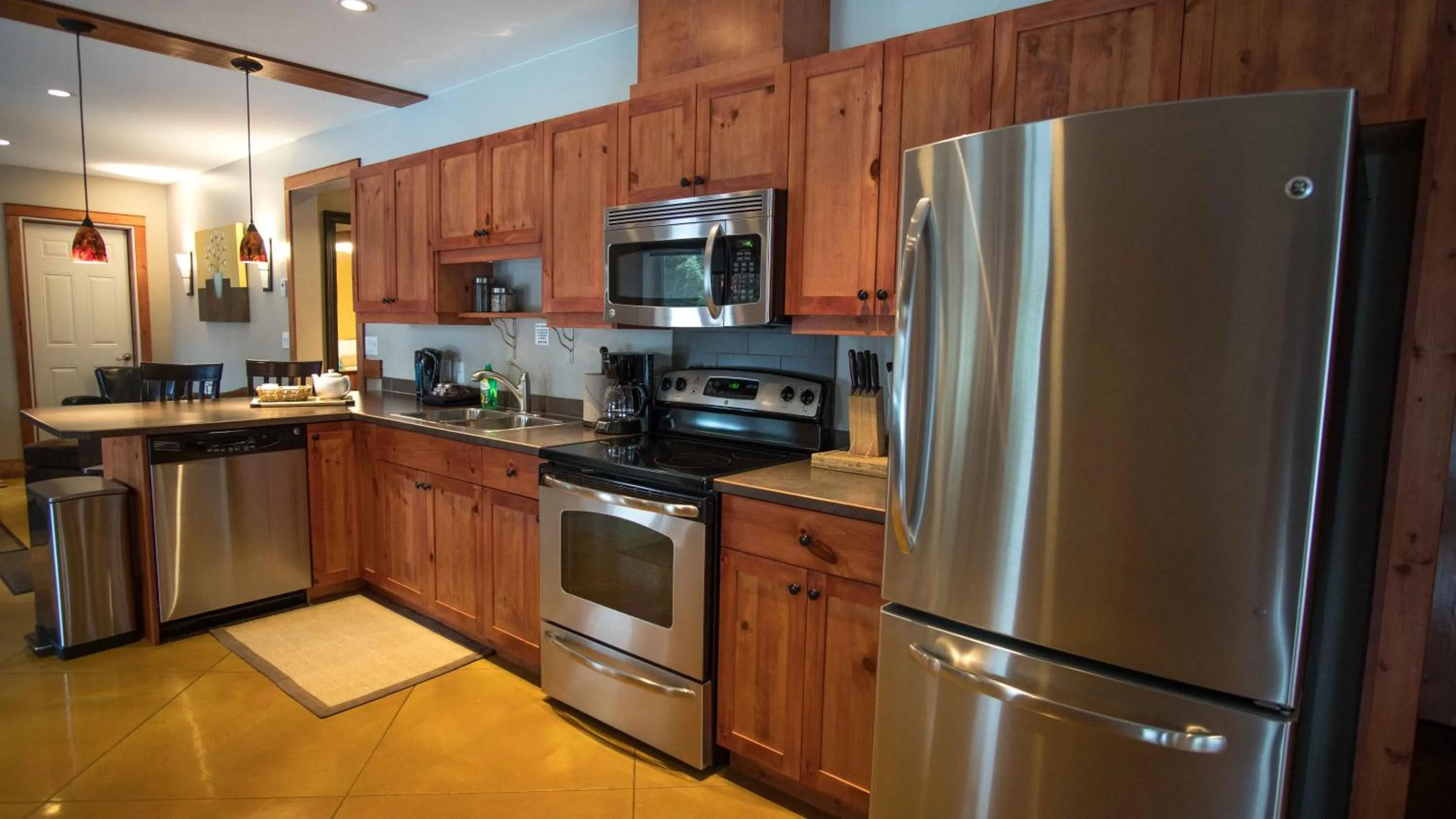 Kitchen or kitchenette in Cedar House Restaurant & Chalets