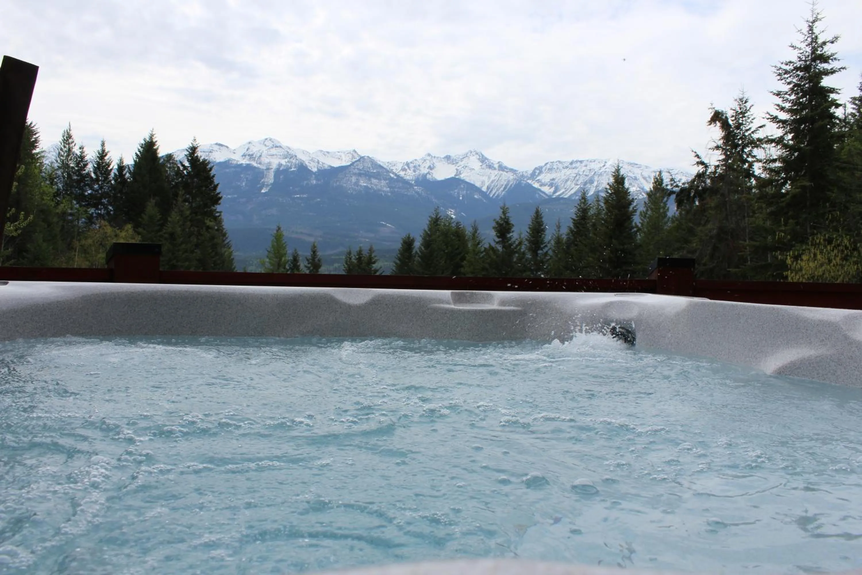 Hot Tub in Cedar House Restaurant & Chalets