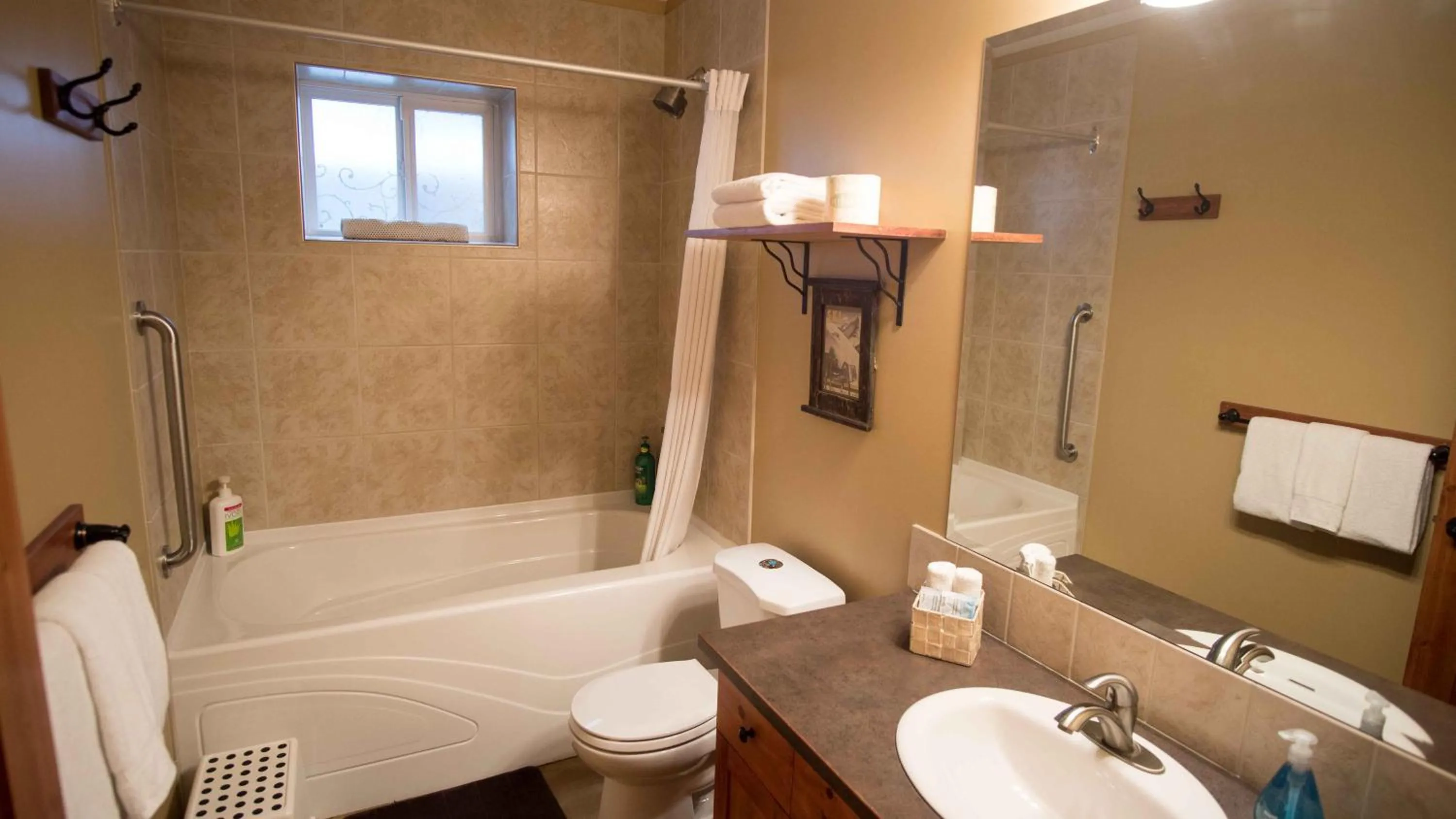 Shower in Cedar House Restaurant & Chalets