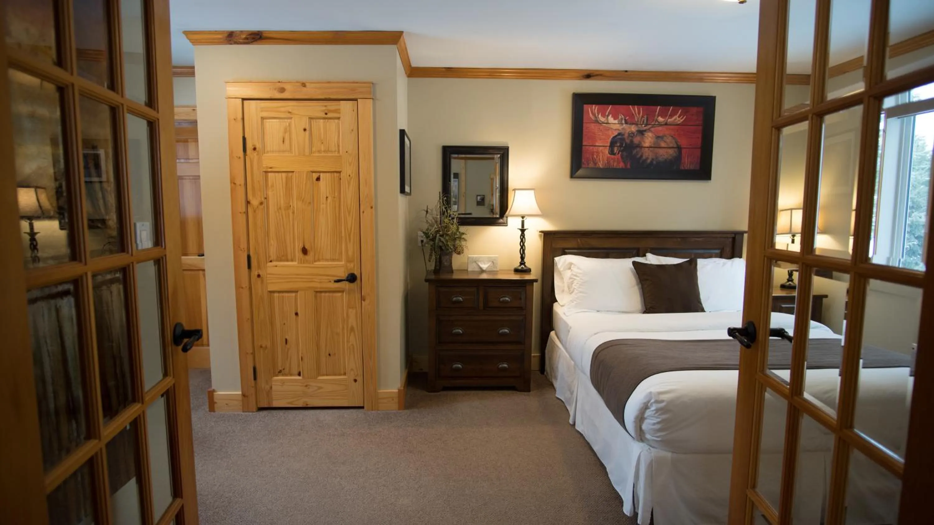 Bed in Cedar House Restaurant & Chalets