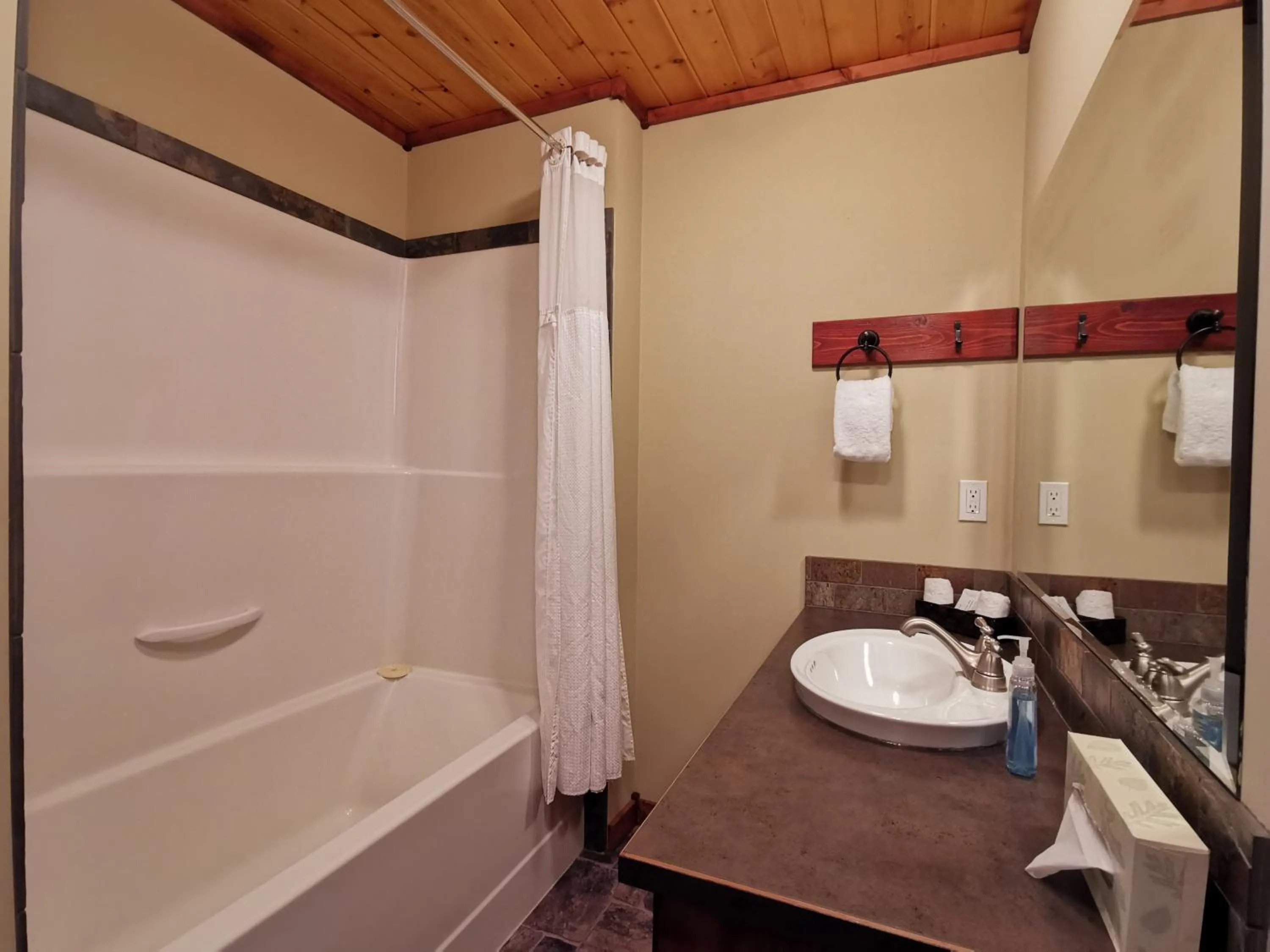 Bathroom in Cedar House Restaurant & Chalets
