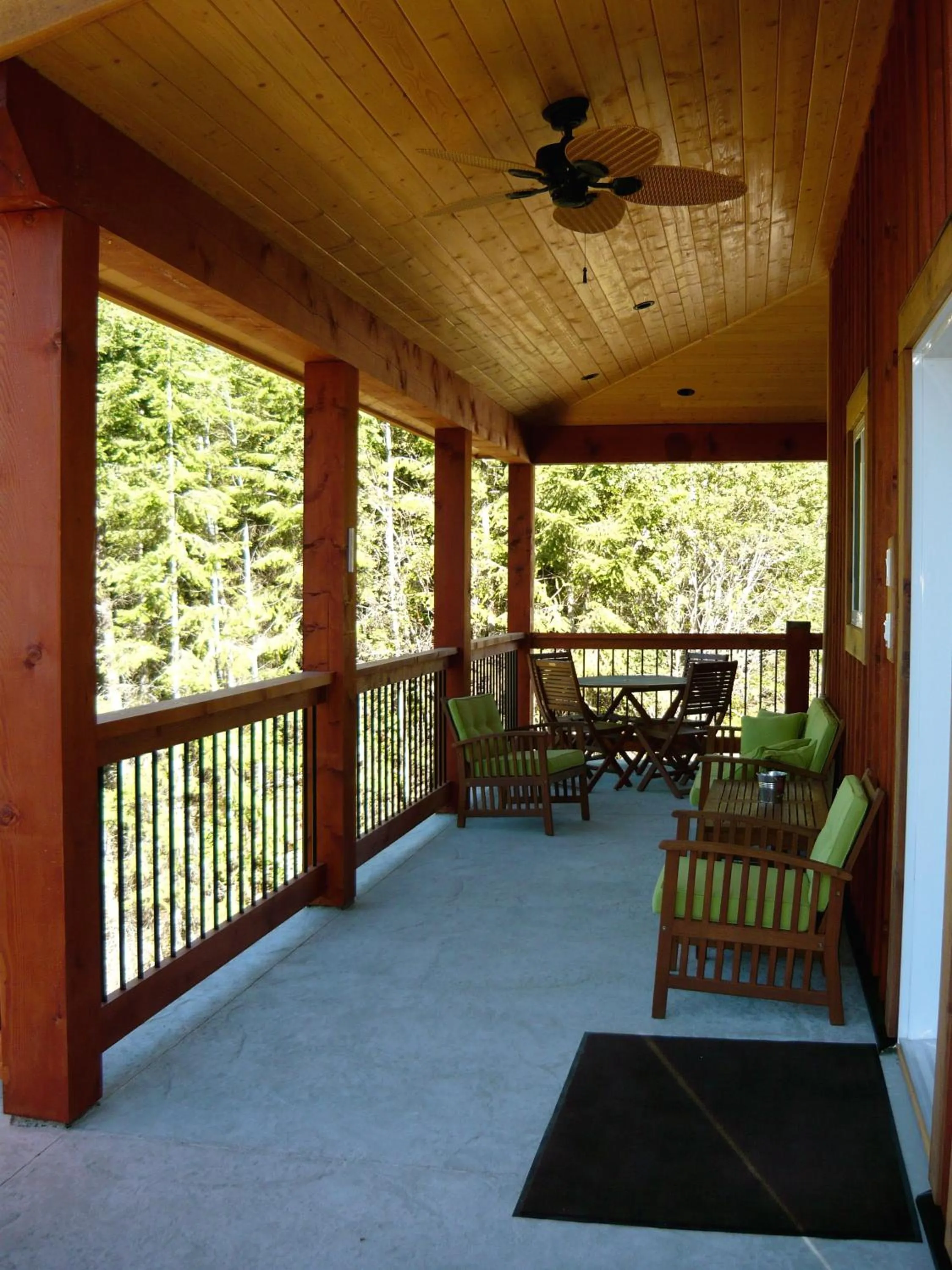 Balcony/Terrace in Cedar House Restaurant & Chalets