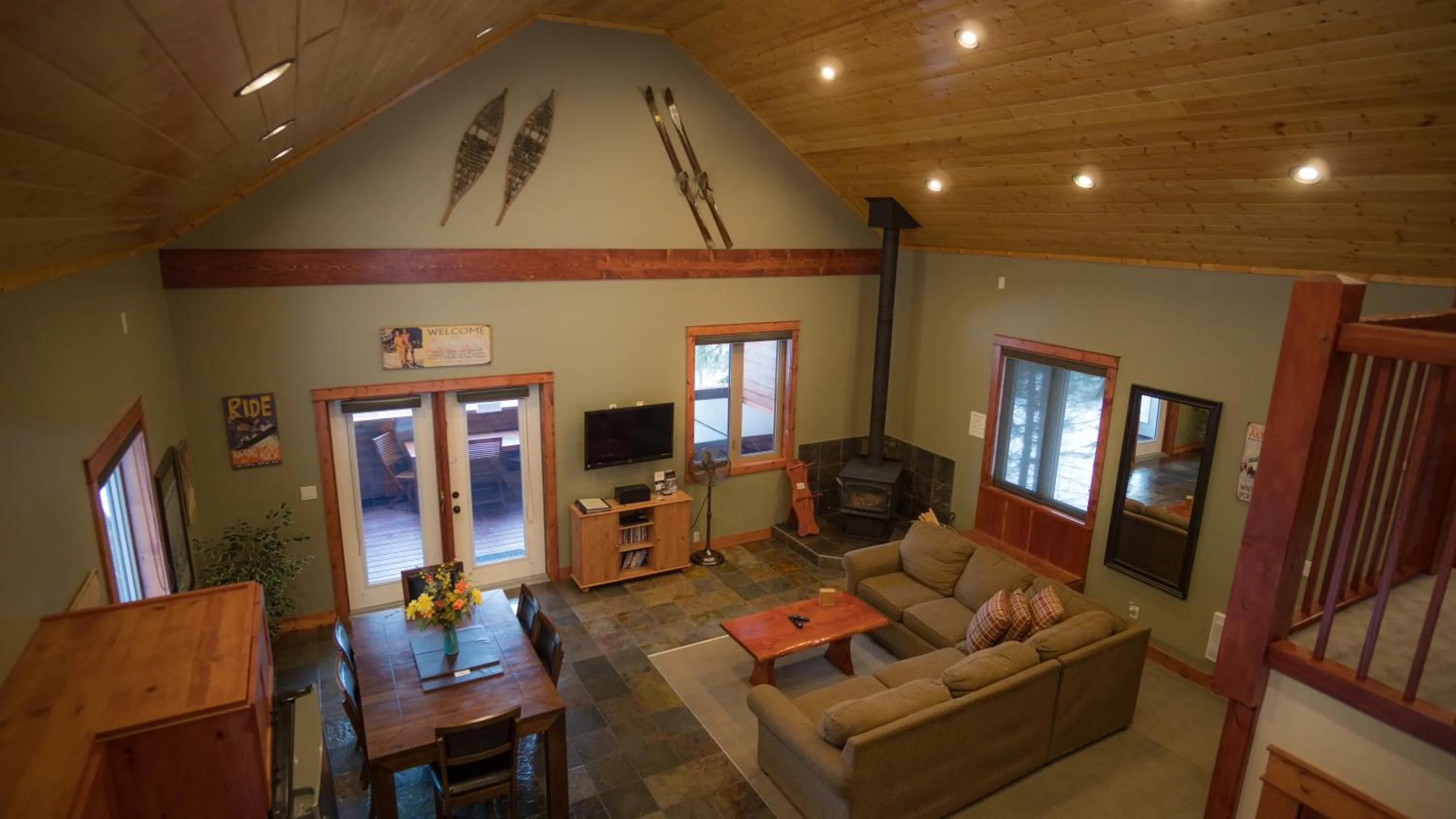 Living room in Cedar House Restaurant & Chalets