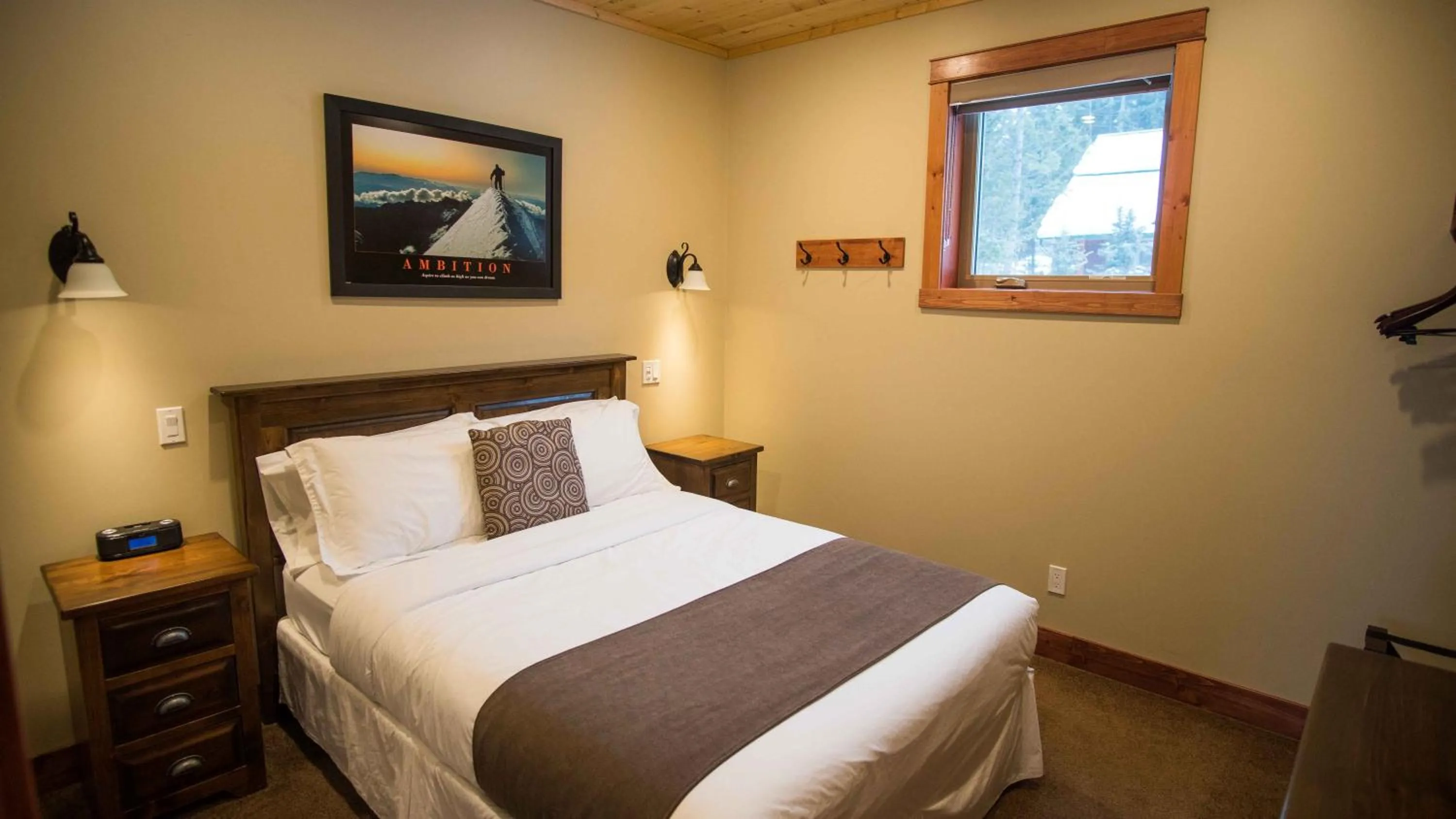 Bed in Cedar House Restaurant & Chalets