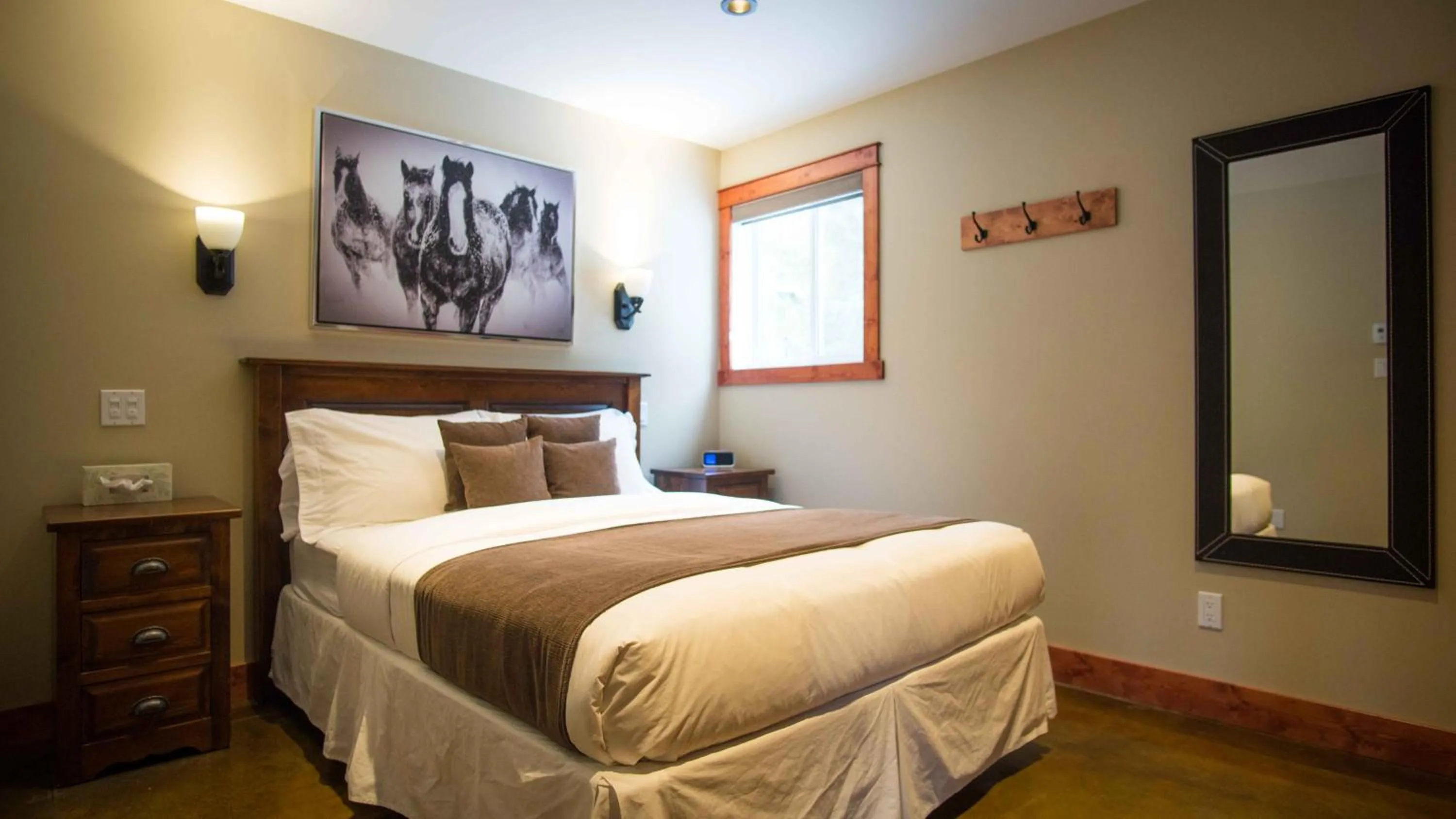 Bed in Cedar House Restaurant & Chalets