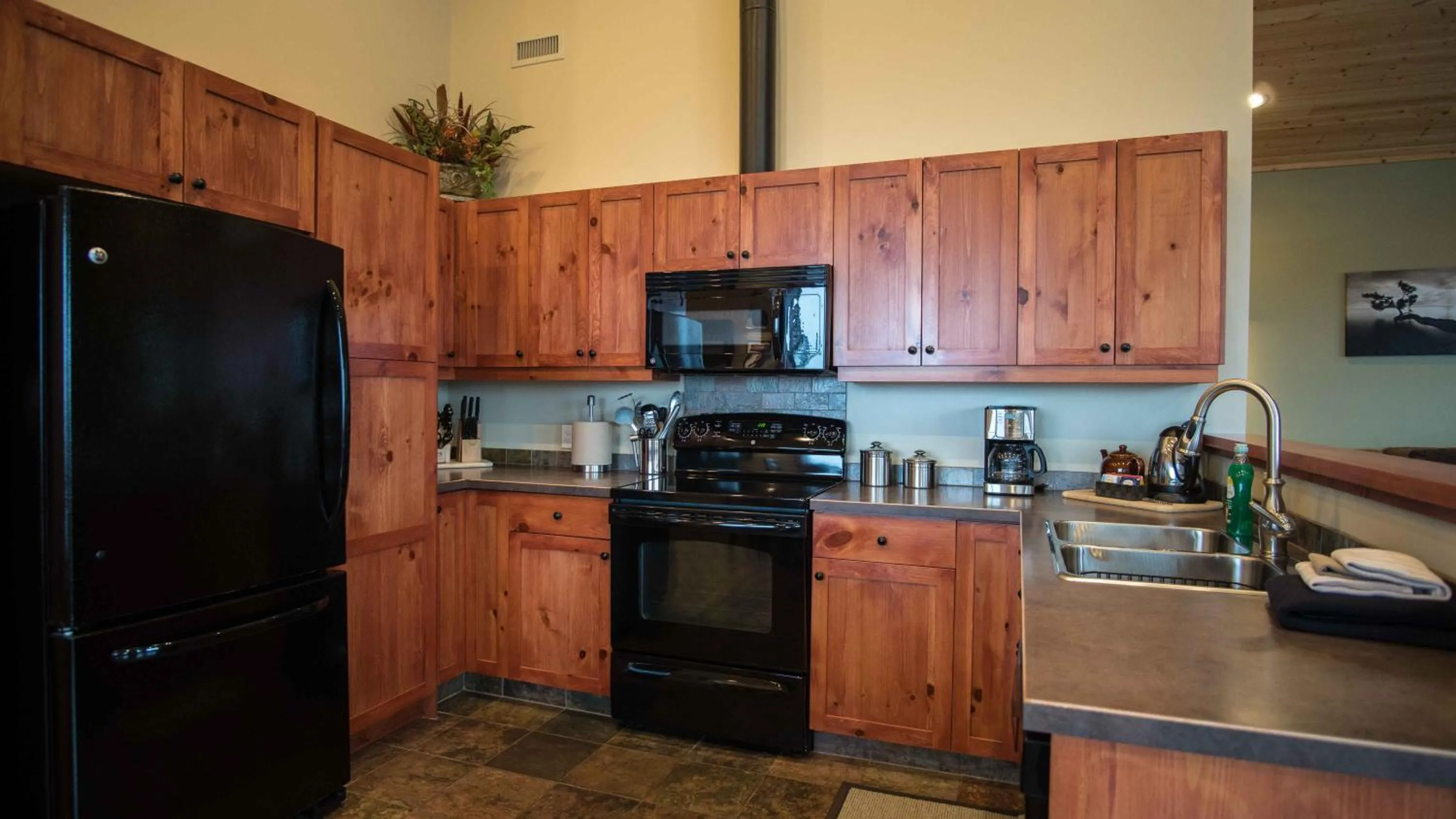 Kitchen or kitchenette in Cedar House Restaurant & Chalets