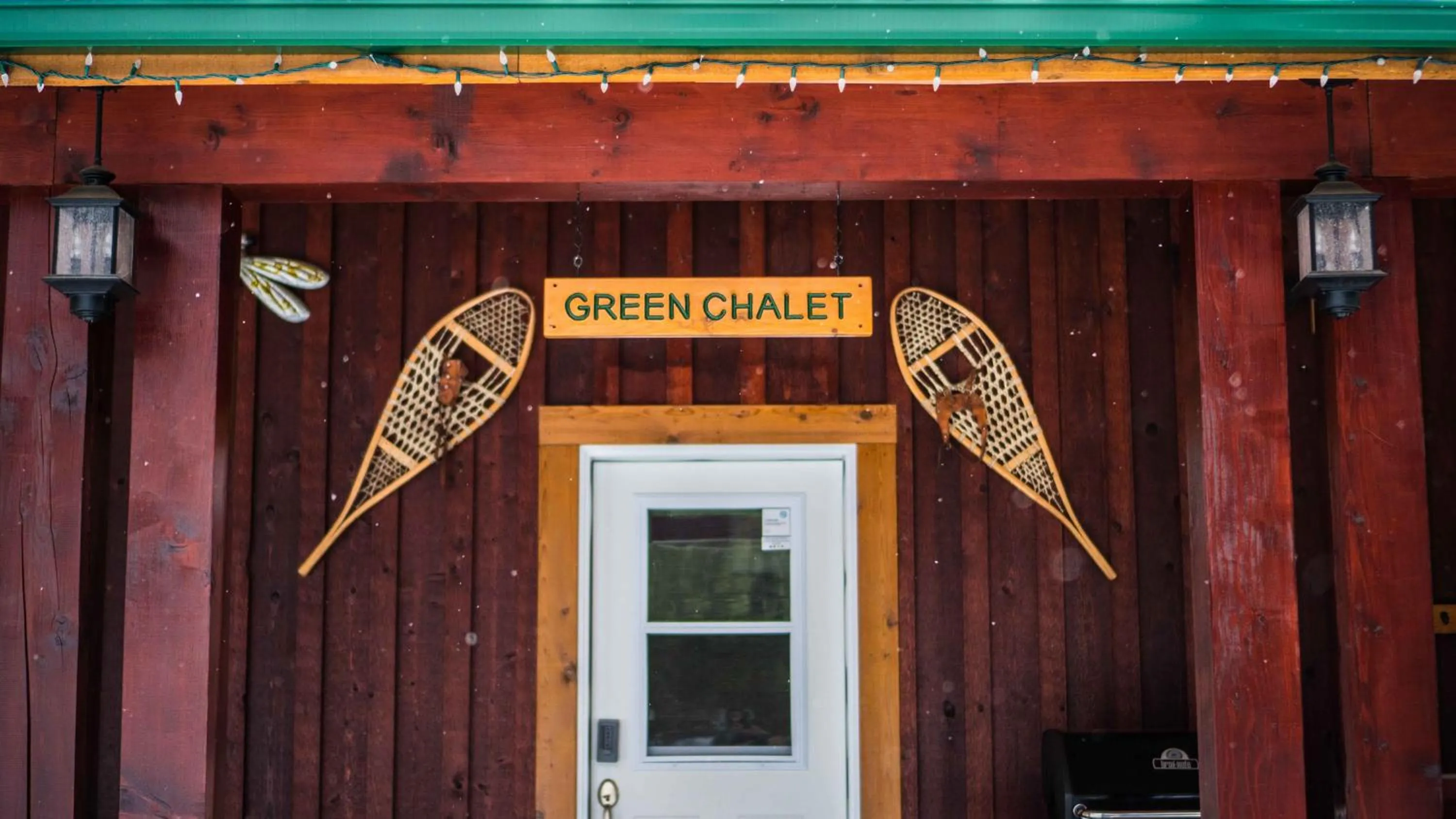 Facade/entrance in Cedar House Restaurant & Chalets