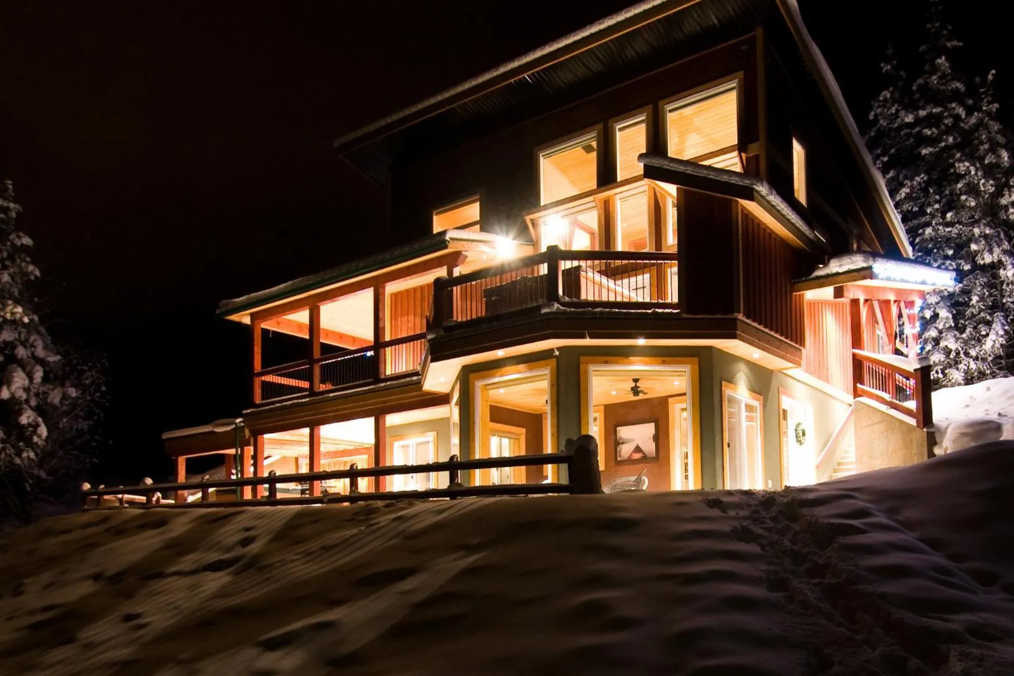 Property building in Cedar House Restaurant & Chalets