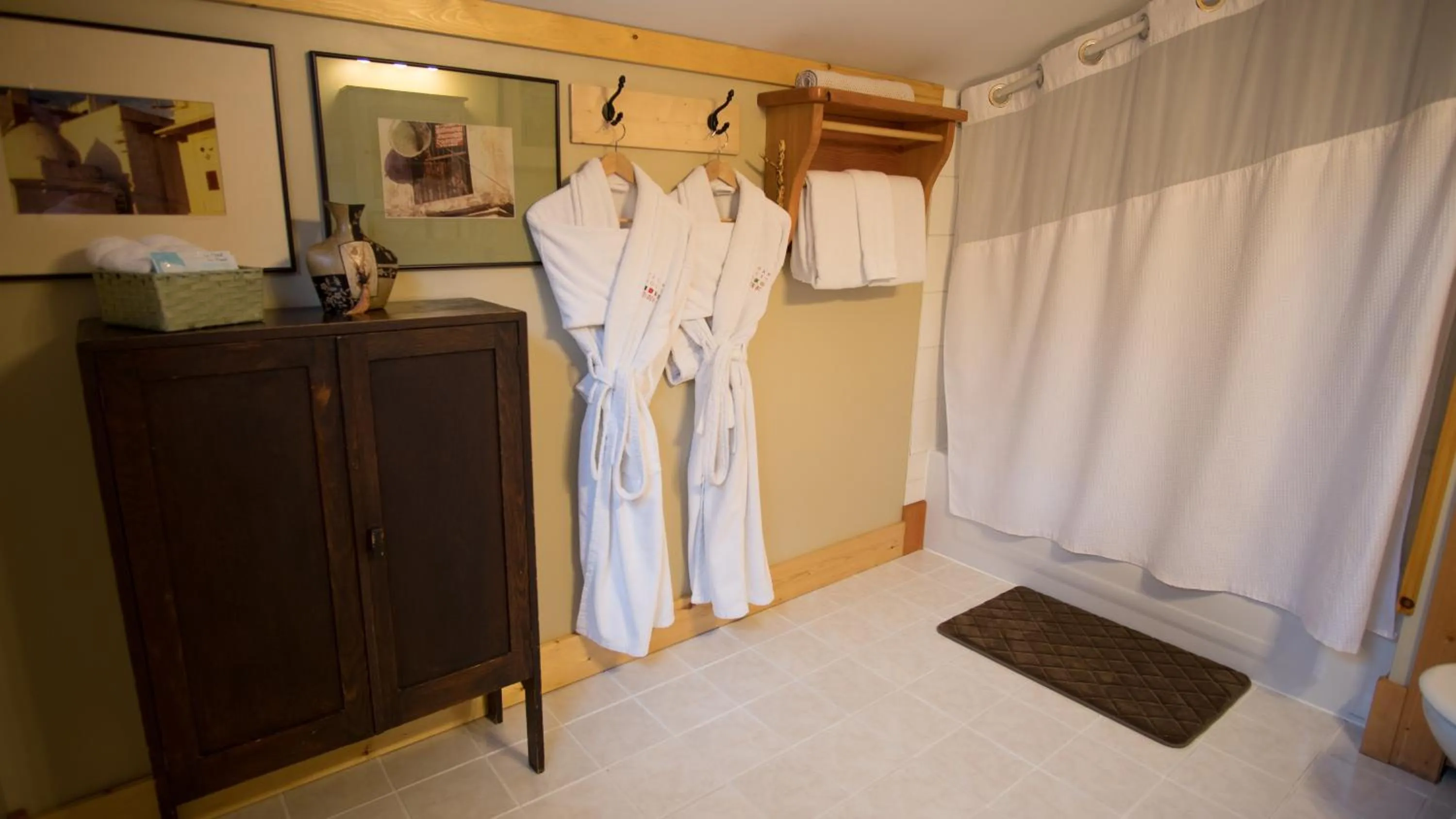 Shower in Cedar House Restaurant & Chalets