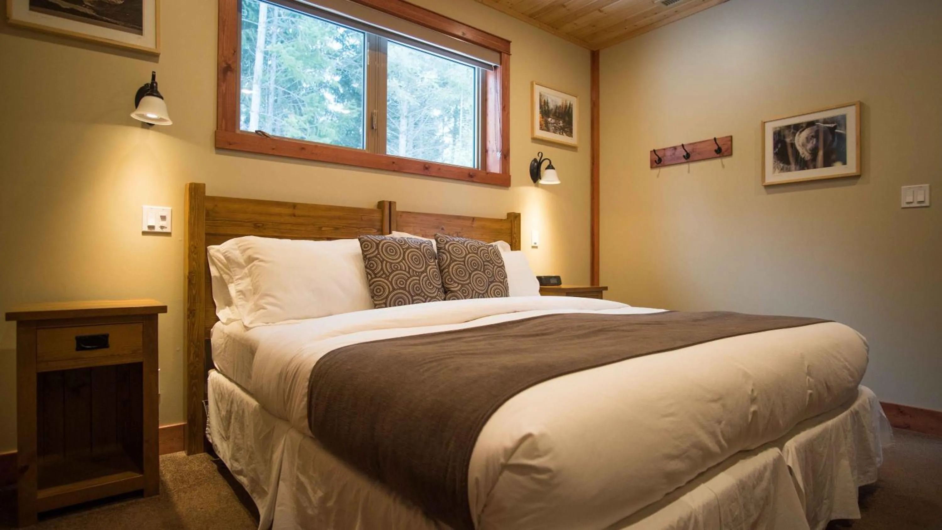 Bed in Cedar House Restaurant & Chalets