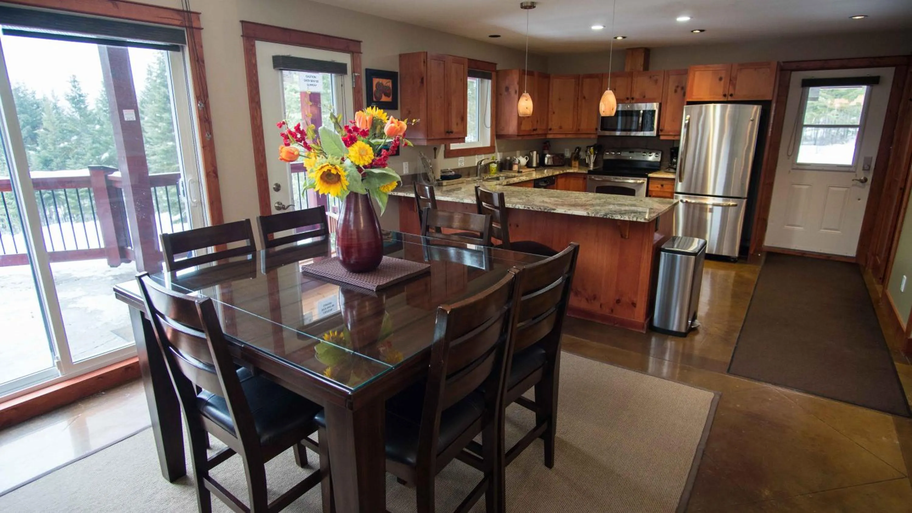 Kitchen or kitchenette in Cedar House Restaurant & Chalets