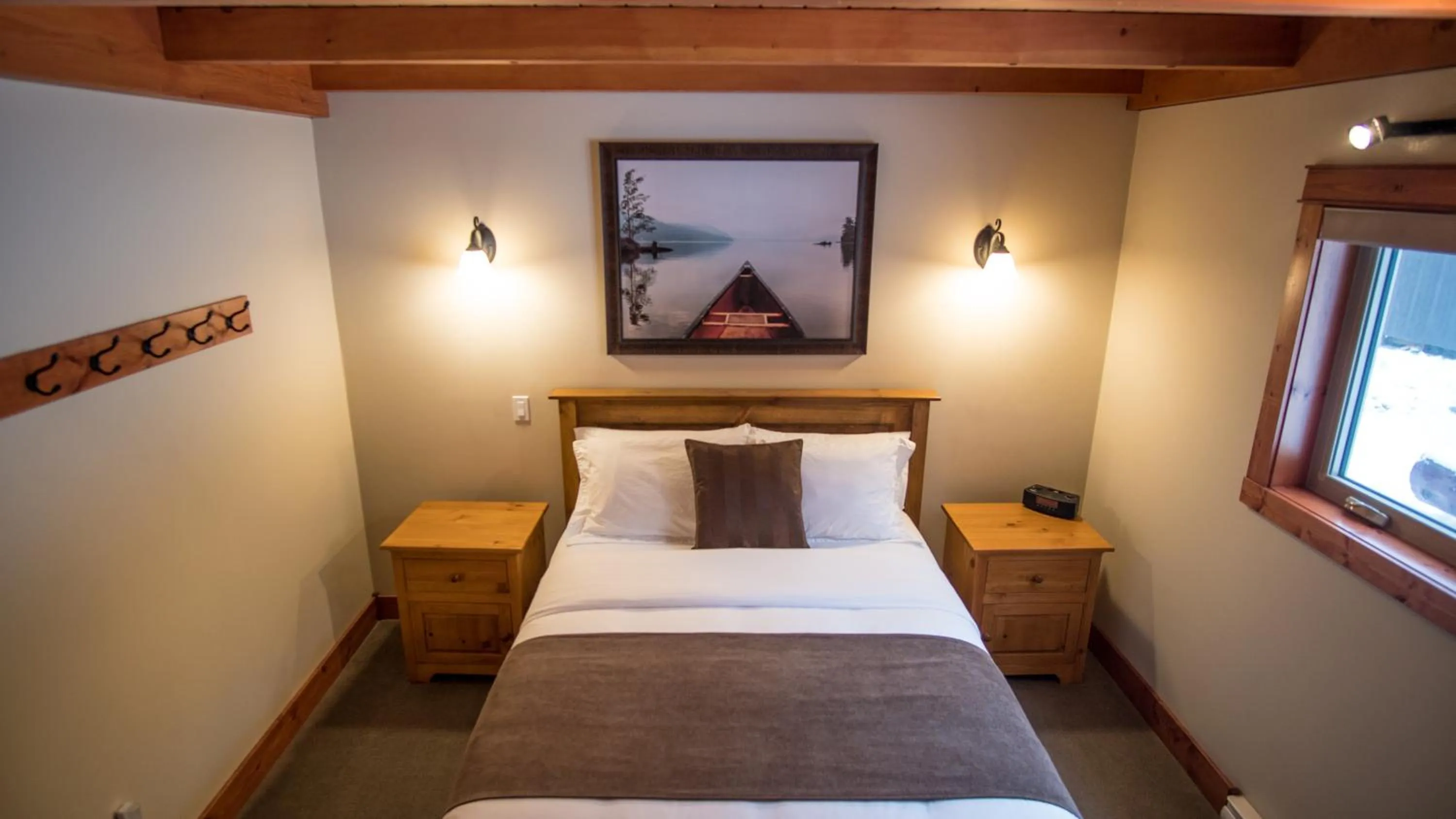 Bed in Cedar House Restaurant & Chalets