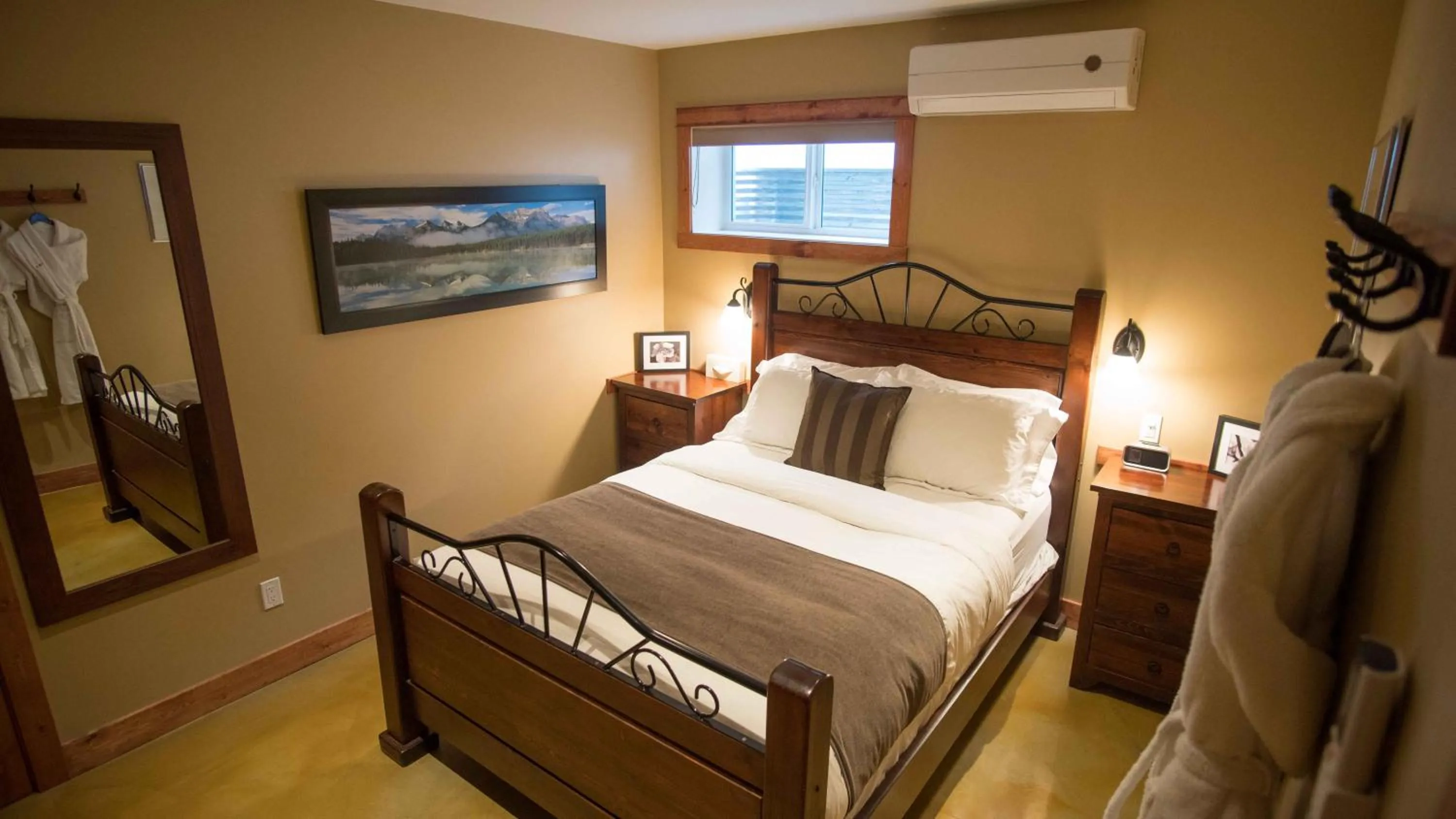 Bed in Cedar House Restaurant & Chalets