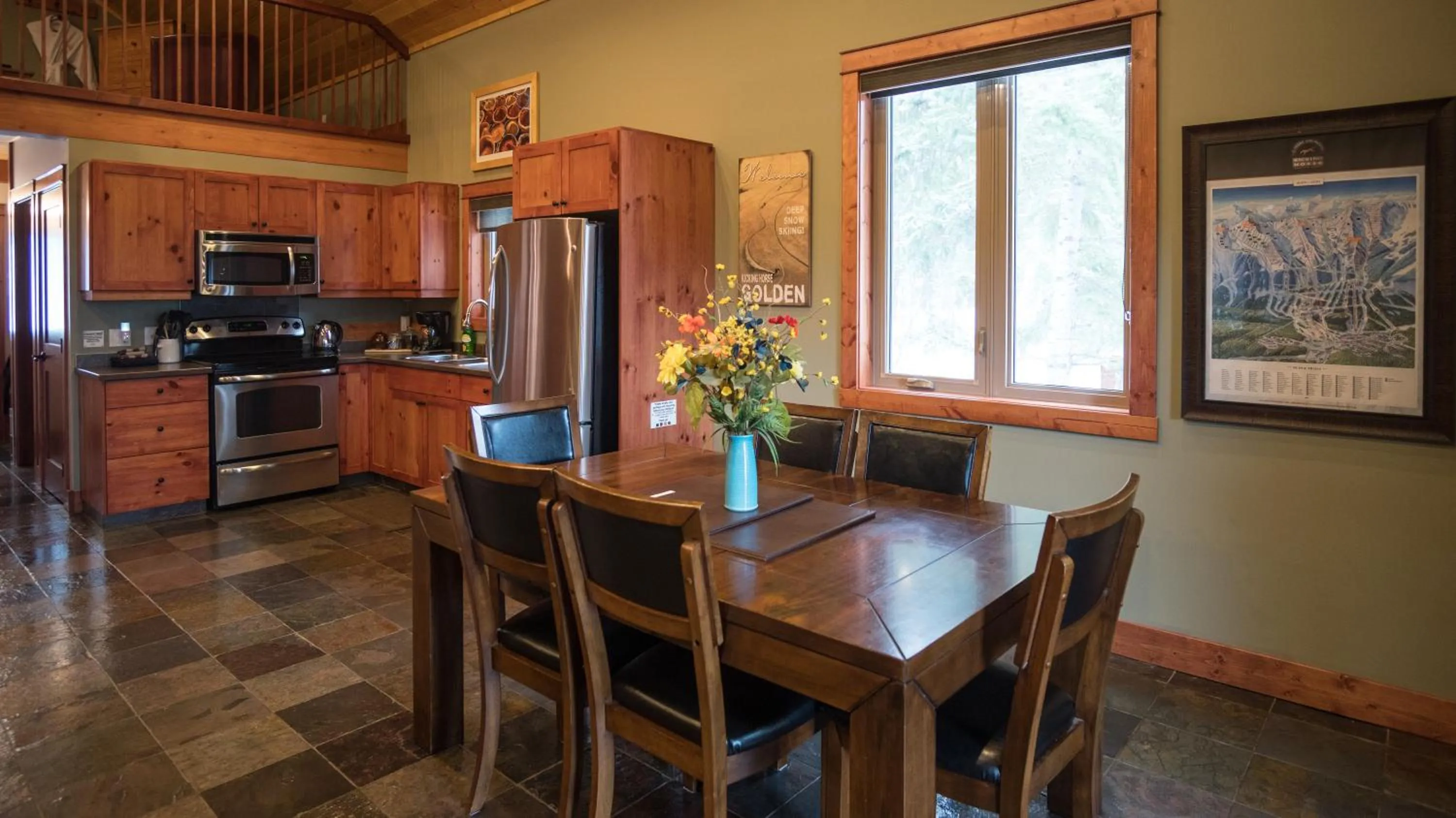 Kitchen or kitchenette in Cedar House Restaurant & Chalets