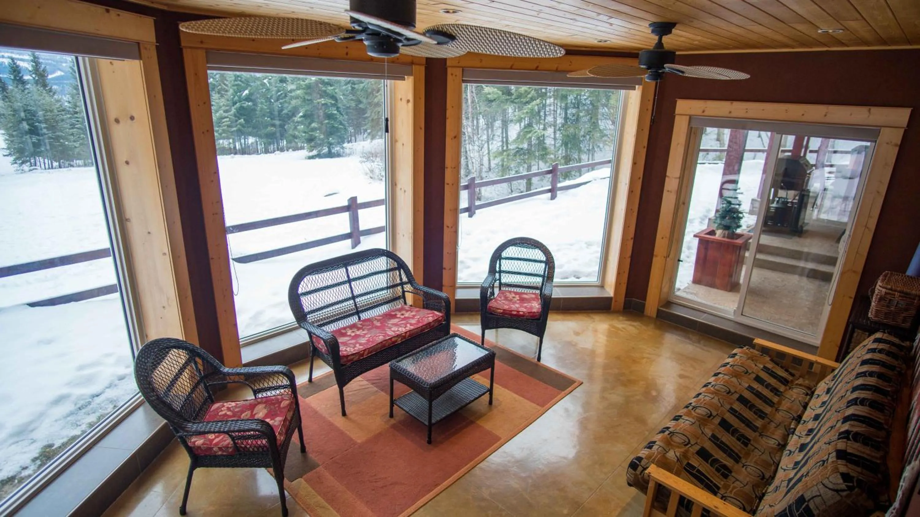 Photo of the whole room in Cedar House Restaurant & Chalets