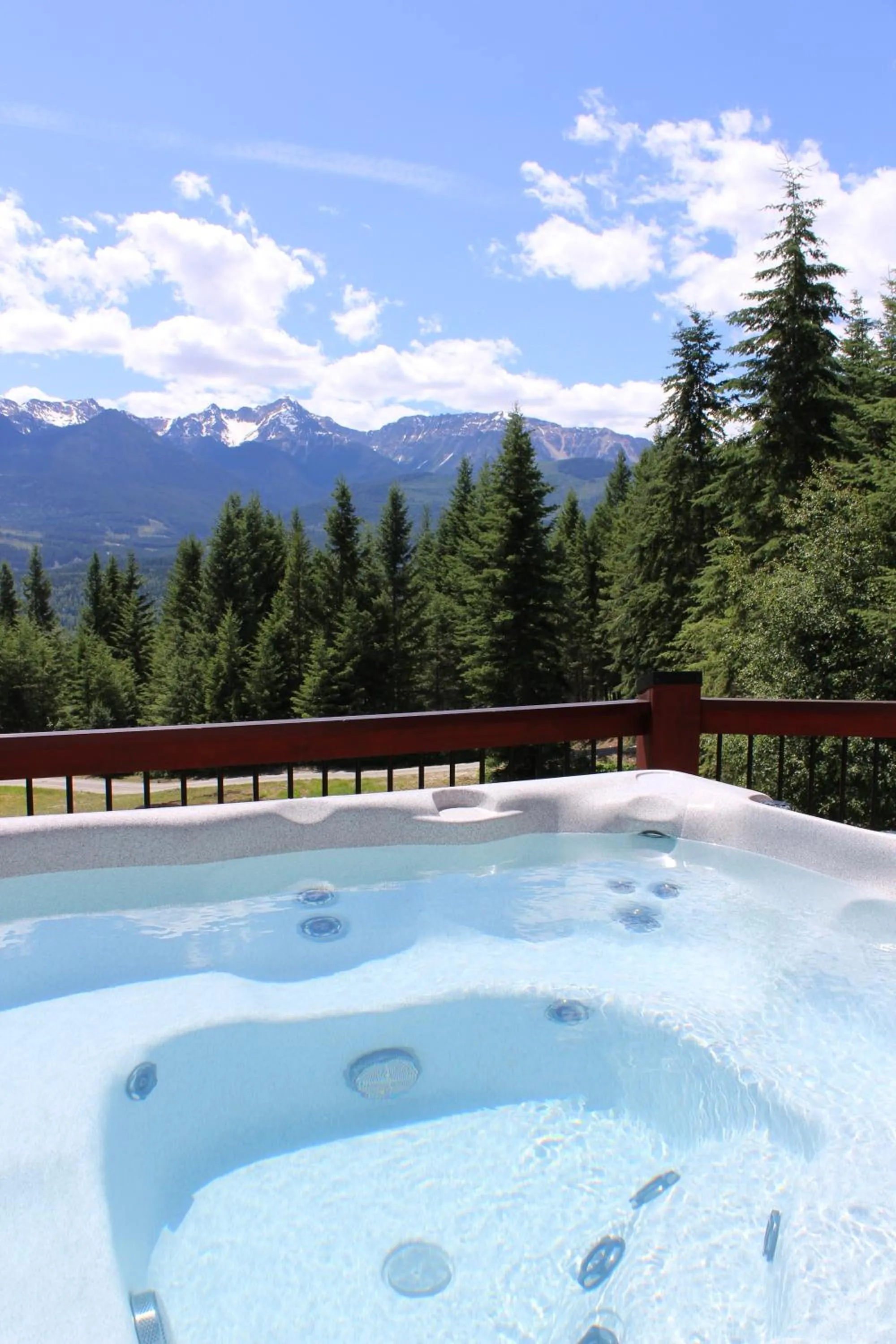 Summer in Cedar House Restaurant & Chalets