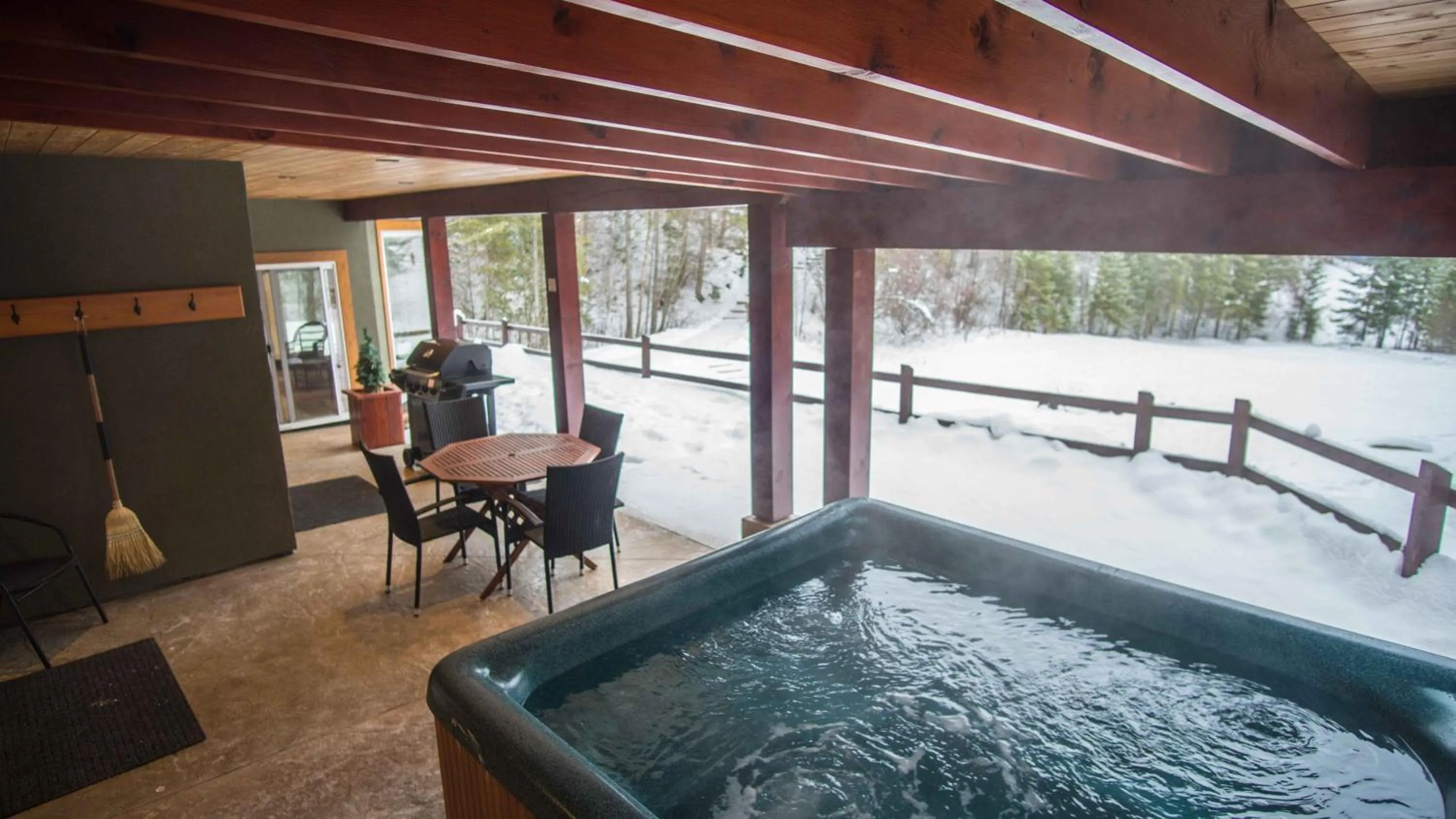 Patio in Cedar House Restaurant & Chalets