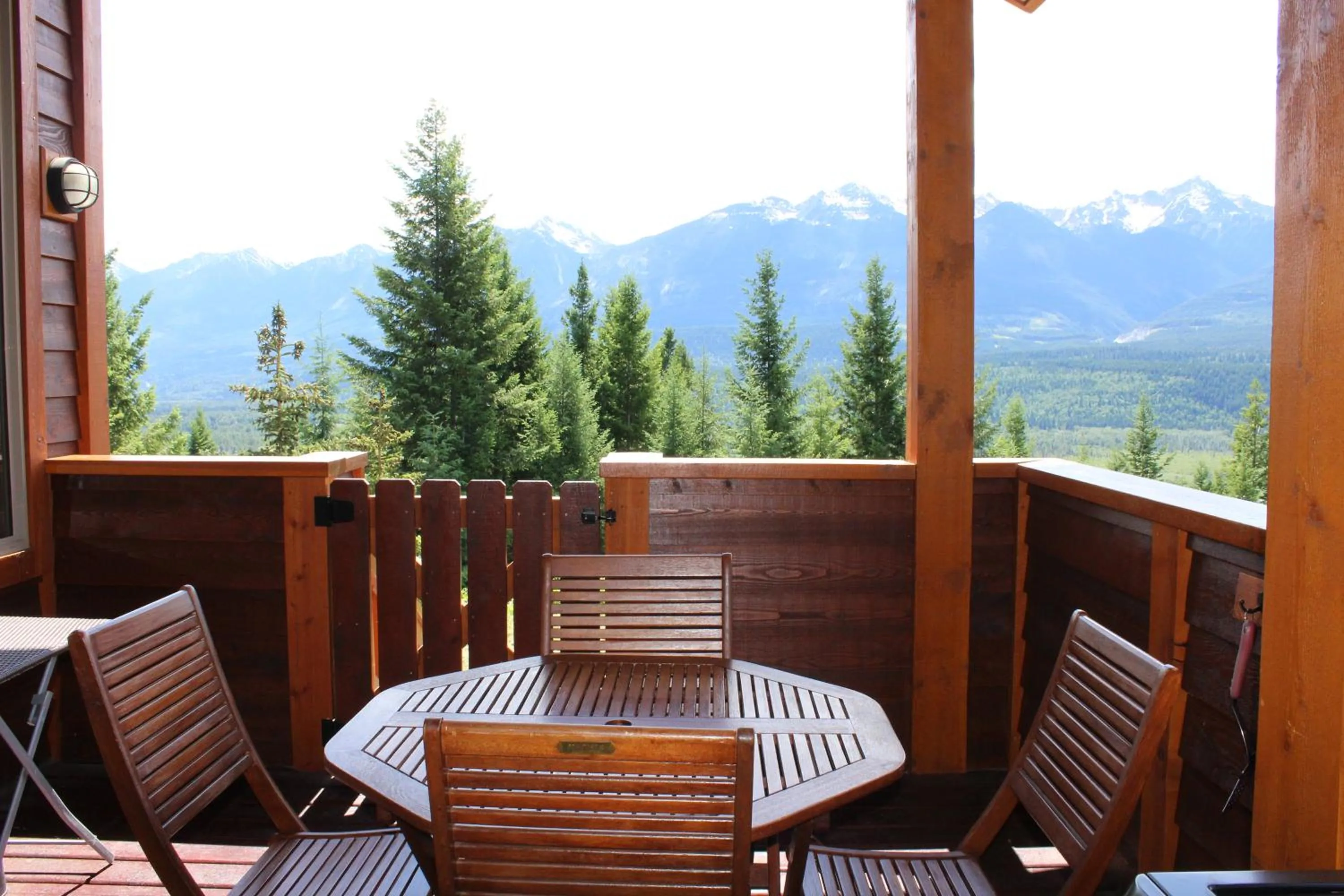 Patio in Cedar House Restaurant & Chalets