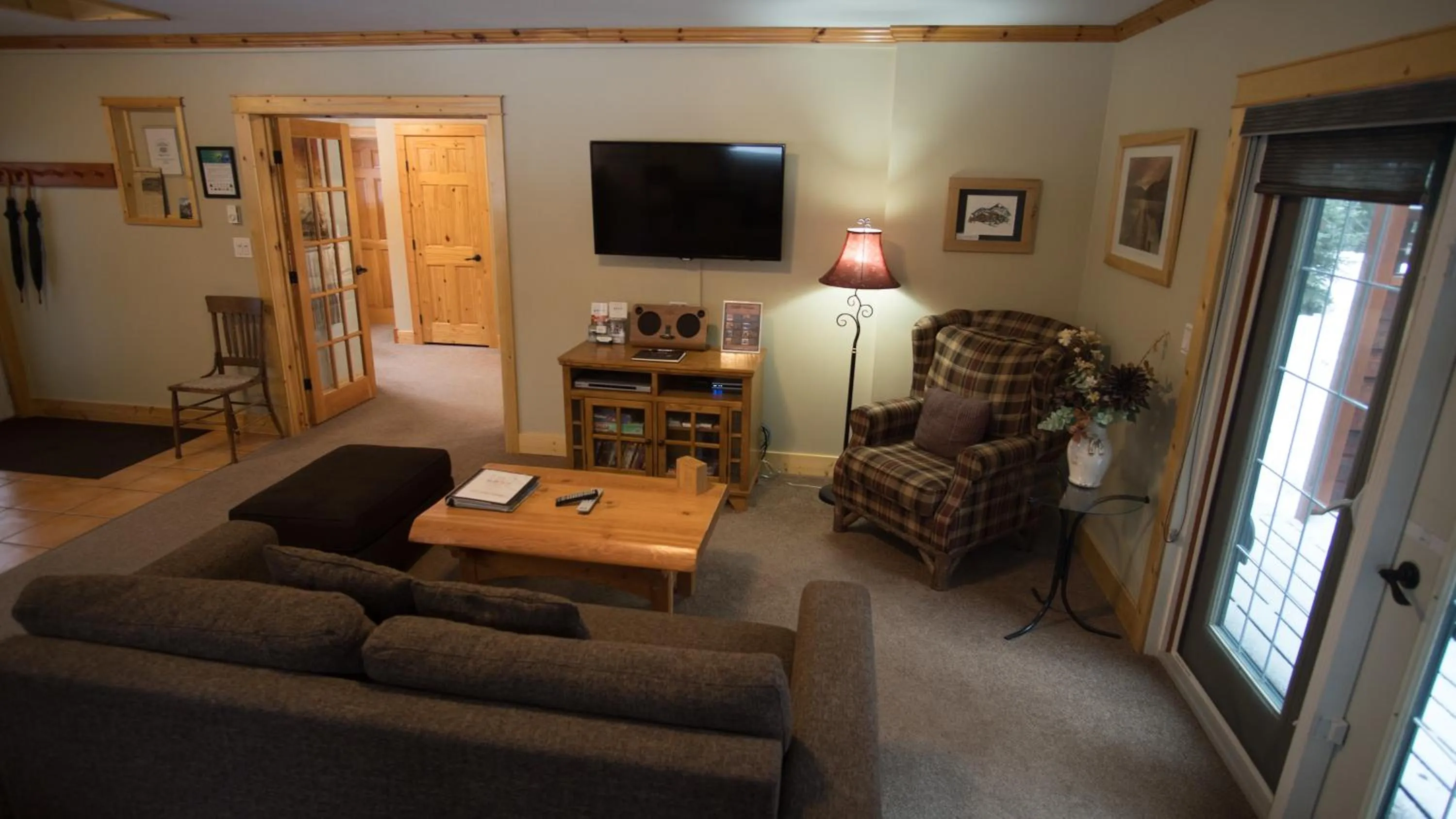 TV and multimedia in Cedar House Restaurant & Chalets