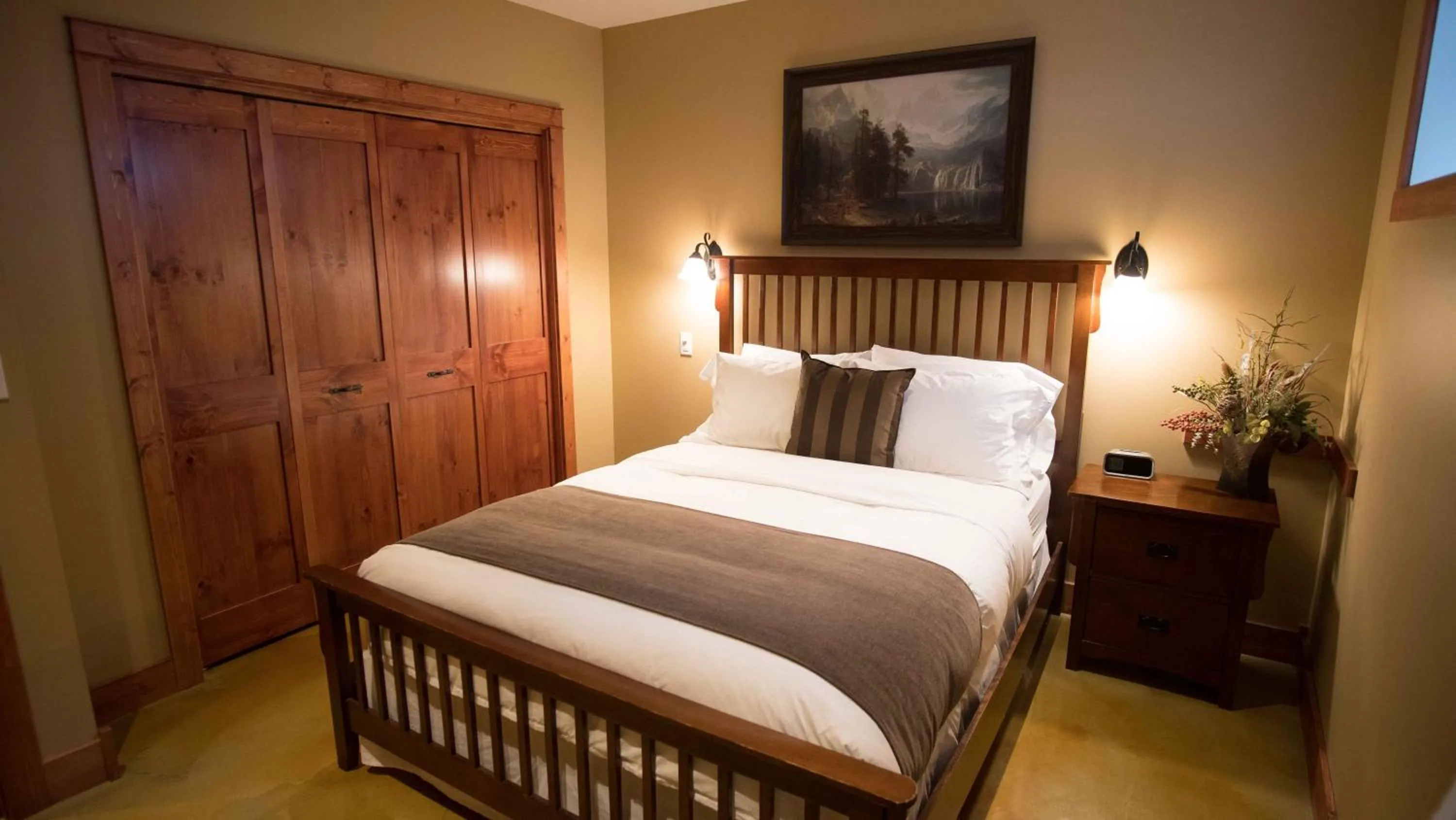 Bed in Cedar House Restaurant & Chalets