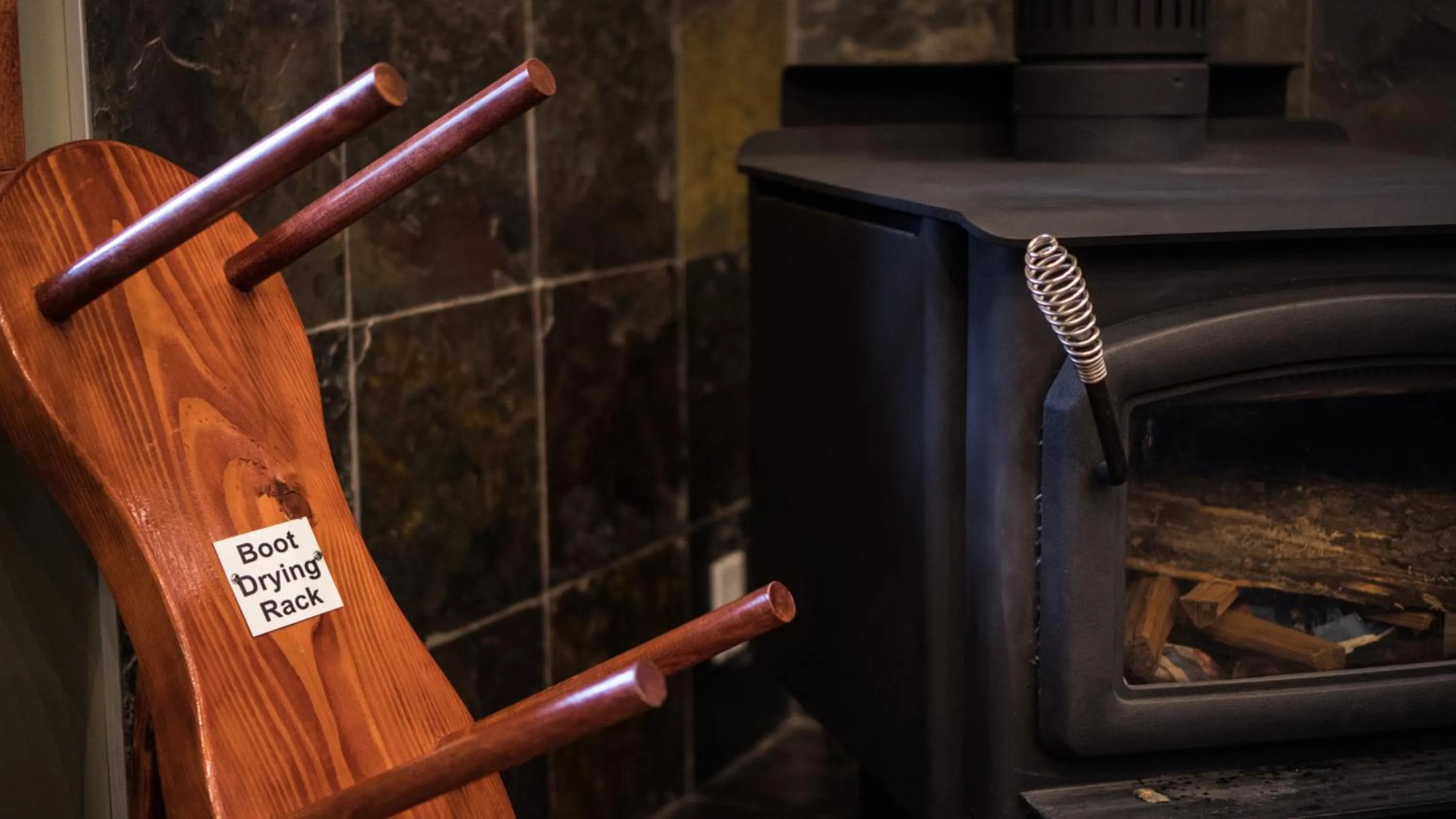 Living room in Cedar House Restaurant & Chalets