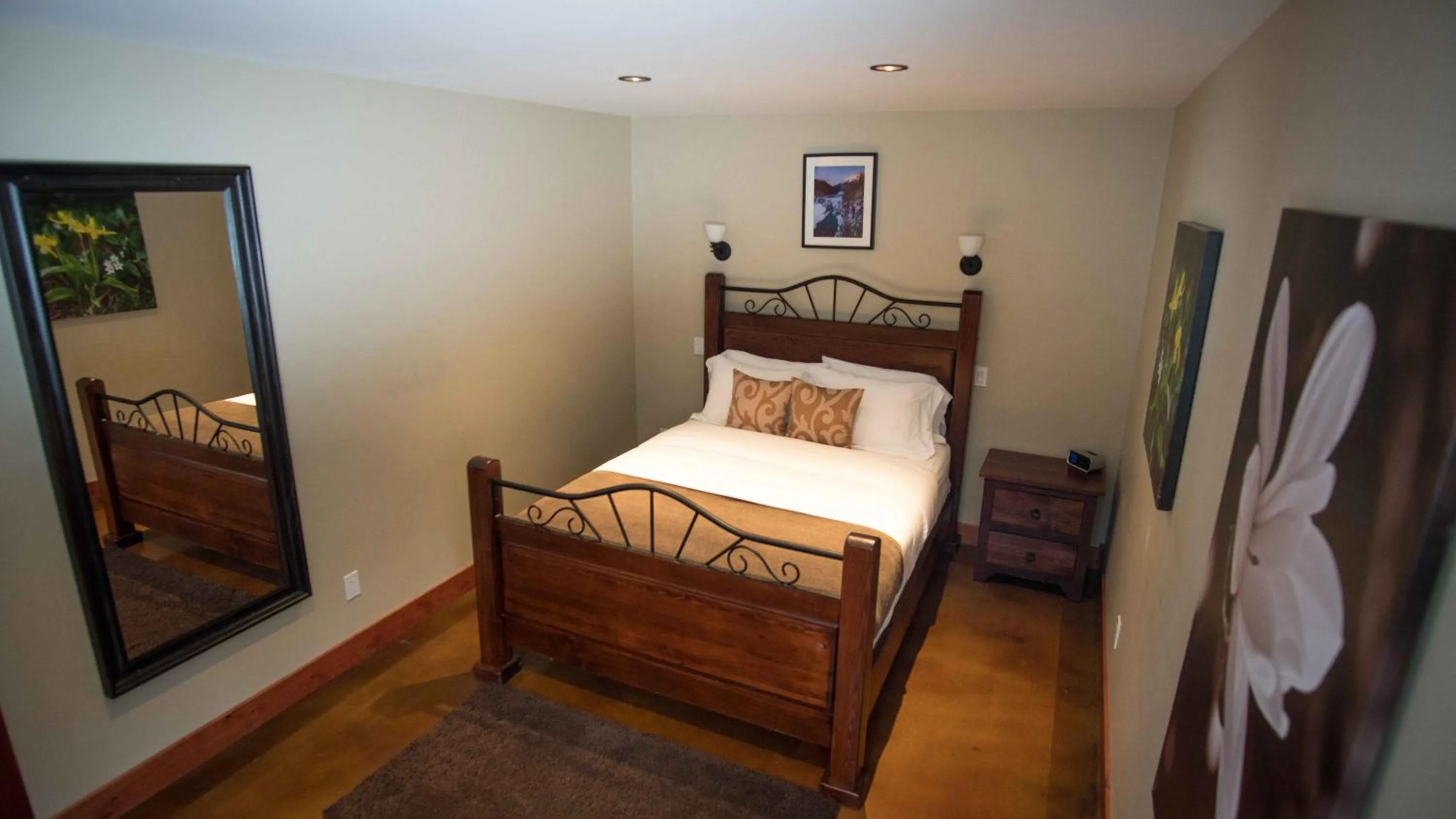 Bed in Cedar House Restaurant & Chalets