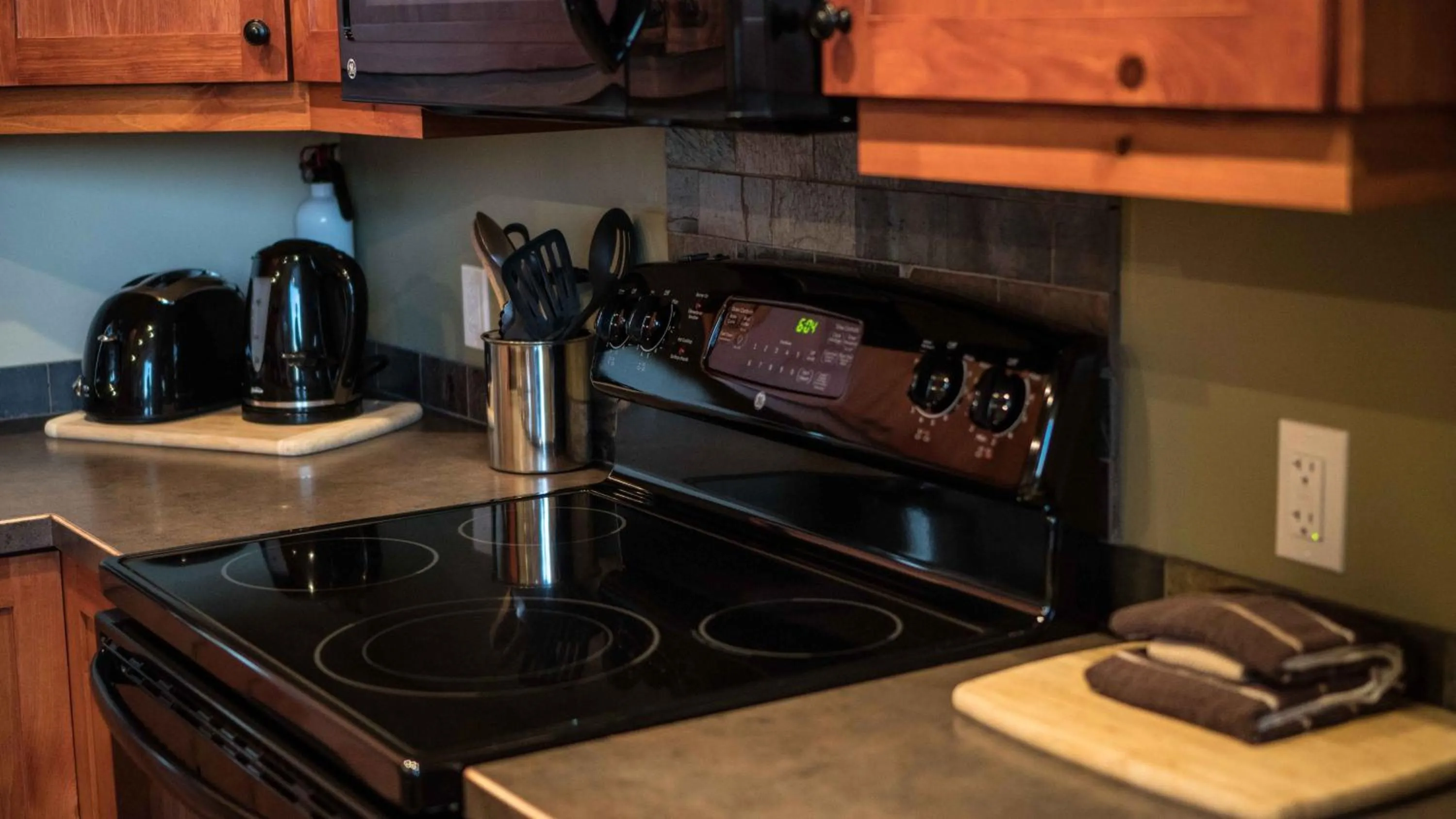 Kitchen or kitchenette in Cedar House Restaurant & Chalets