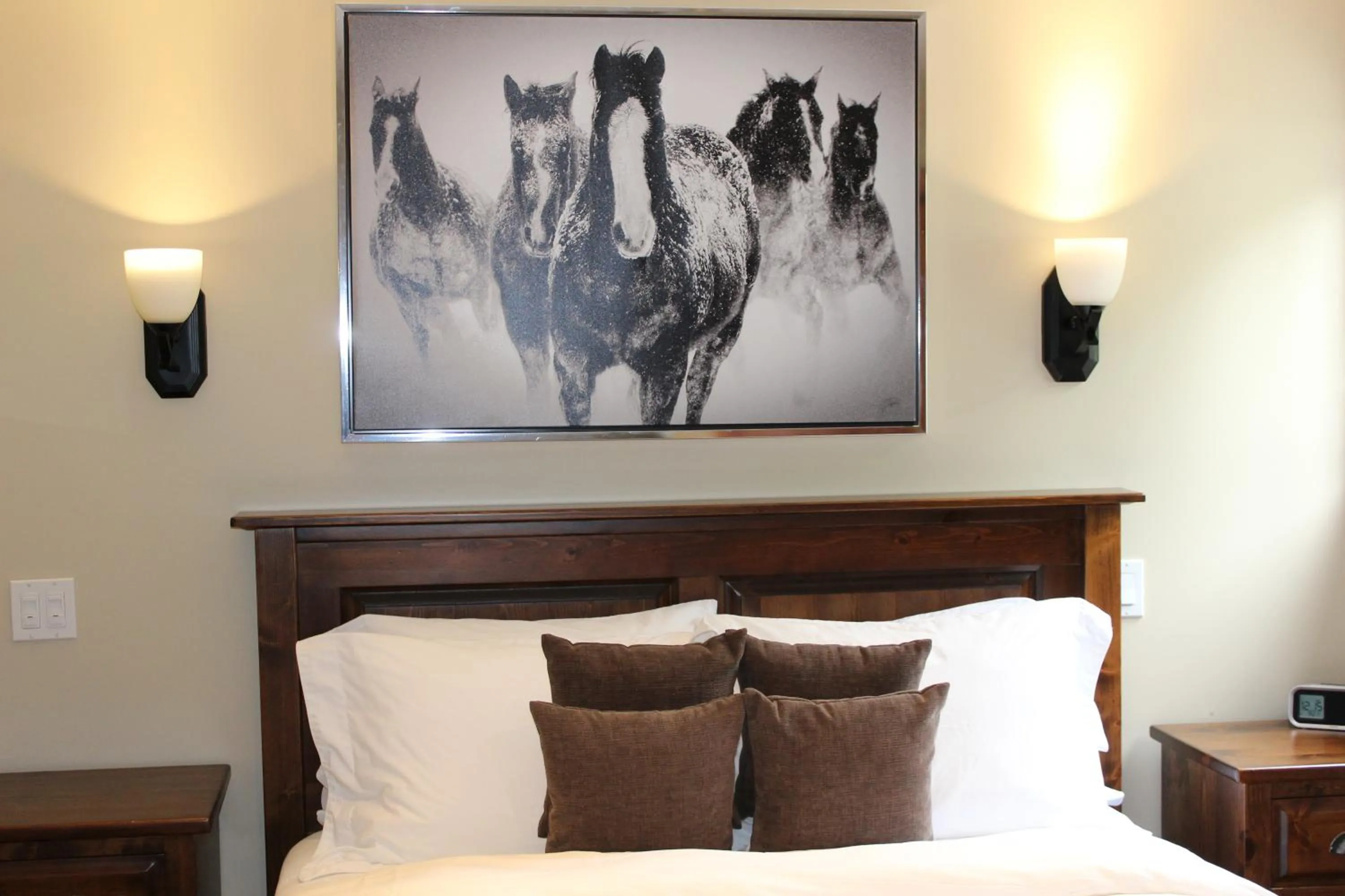 Bed in Cedar House Restaurant & Chalets