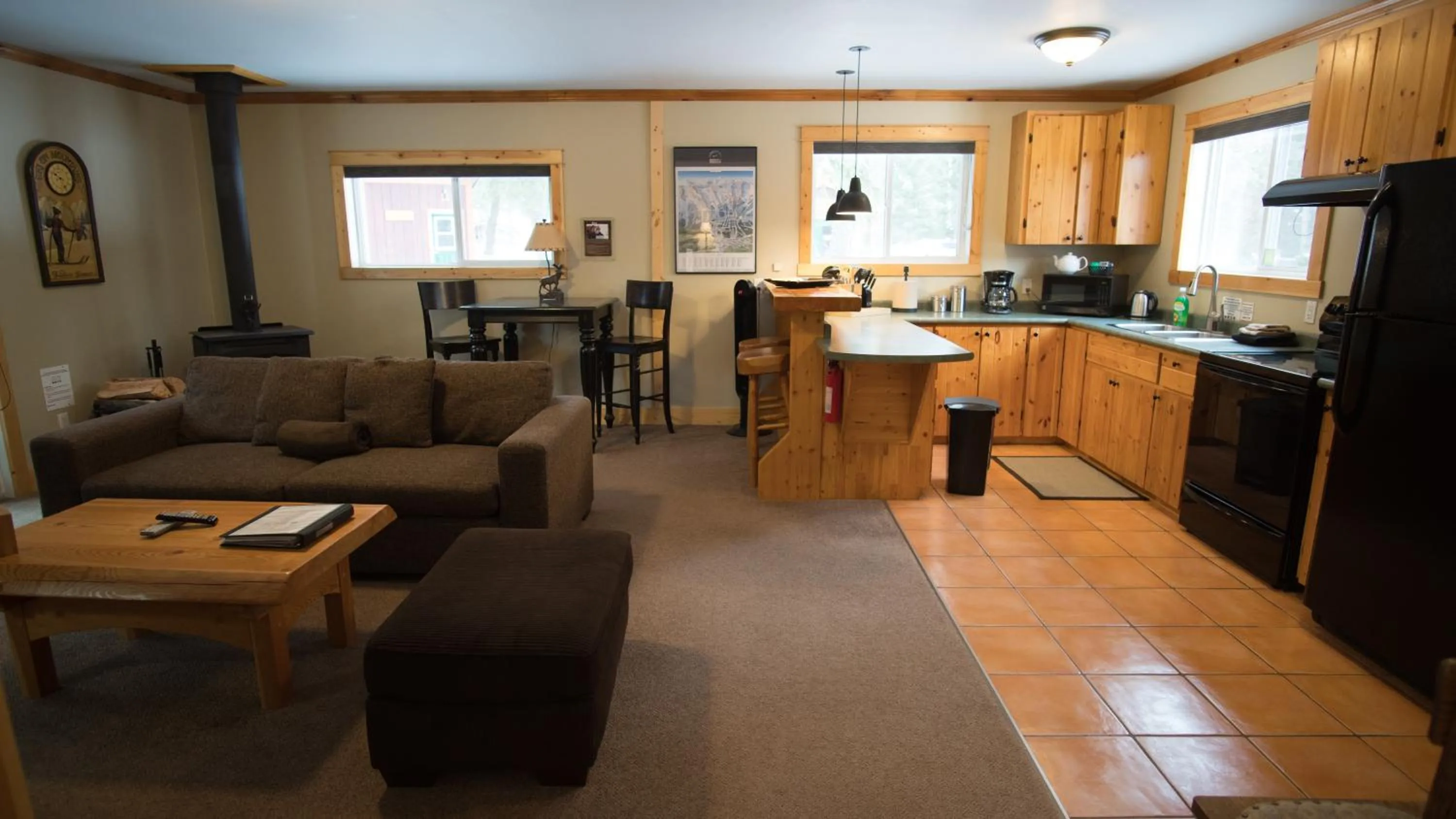 Kitchen or kitchenette in Cedar House Restaurant & Chalets