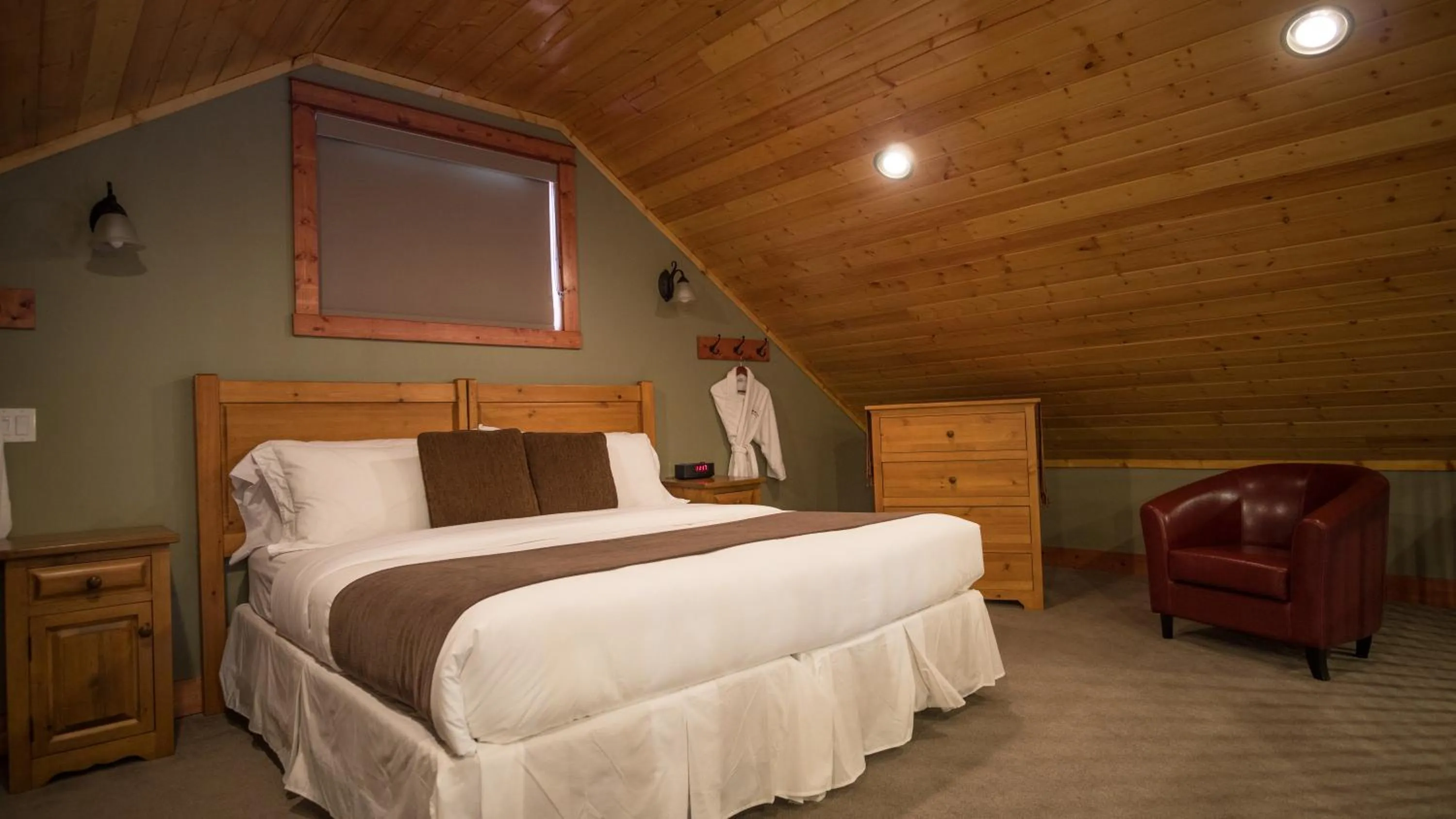 Bed in Cedar House Restaurant & Chalets