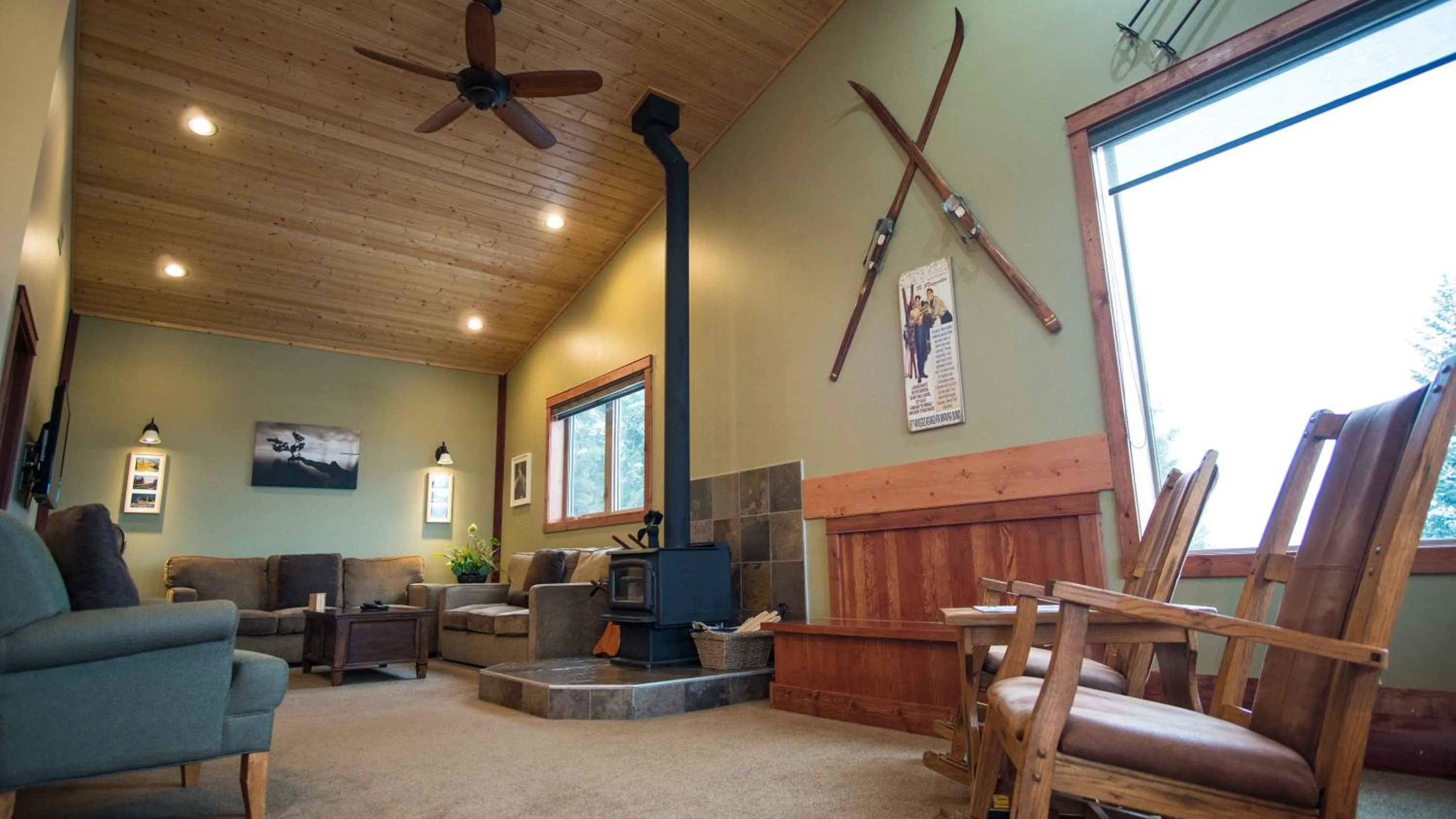 TV and multimedia in Cedar House Restaurant & Chalets