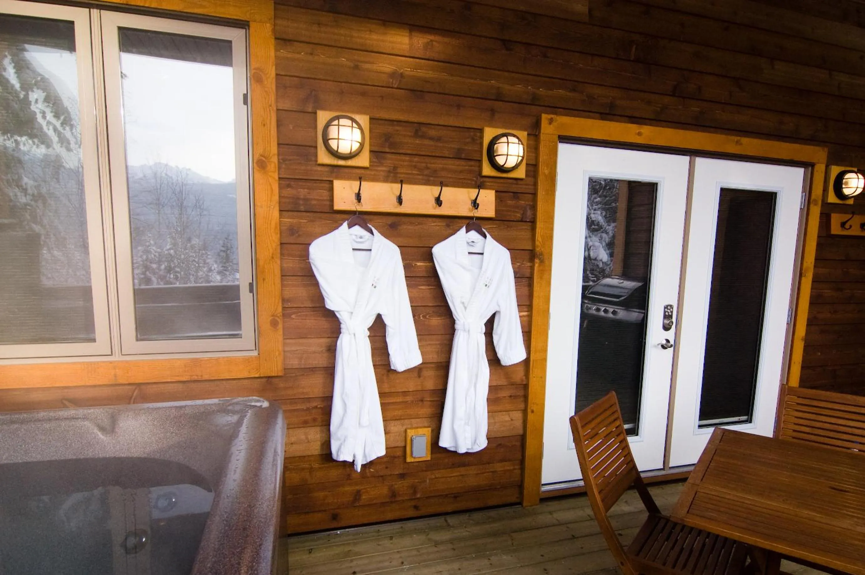 Patio in Cedar House Restaurant & Chalets