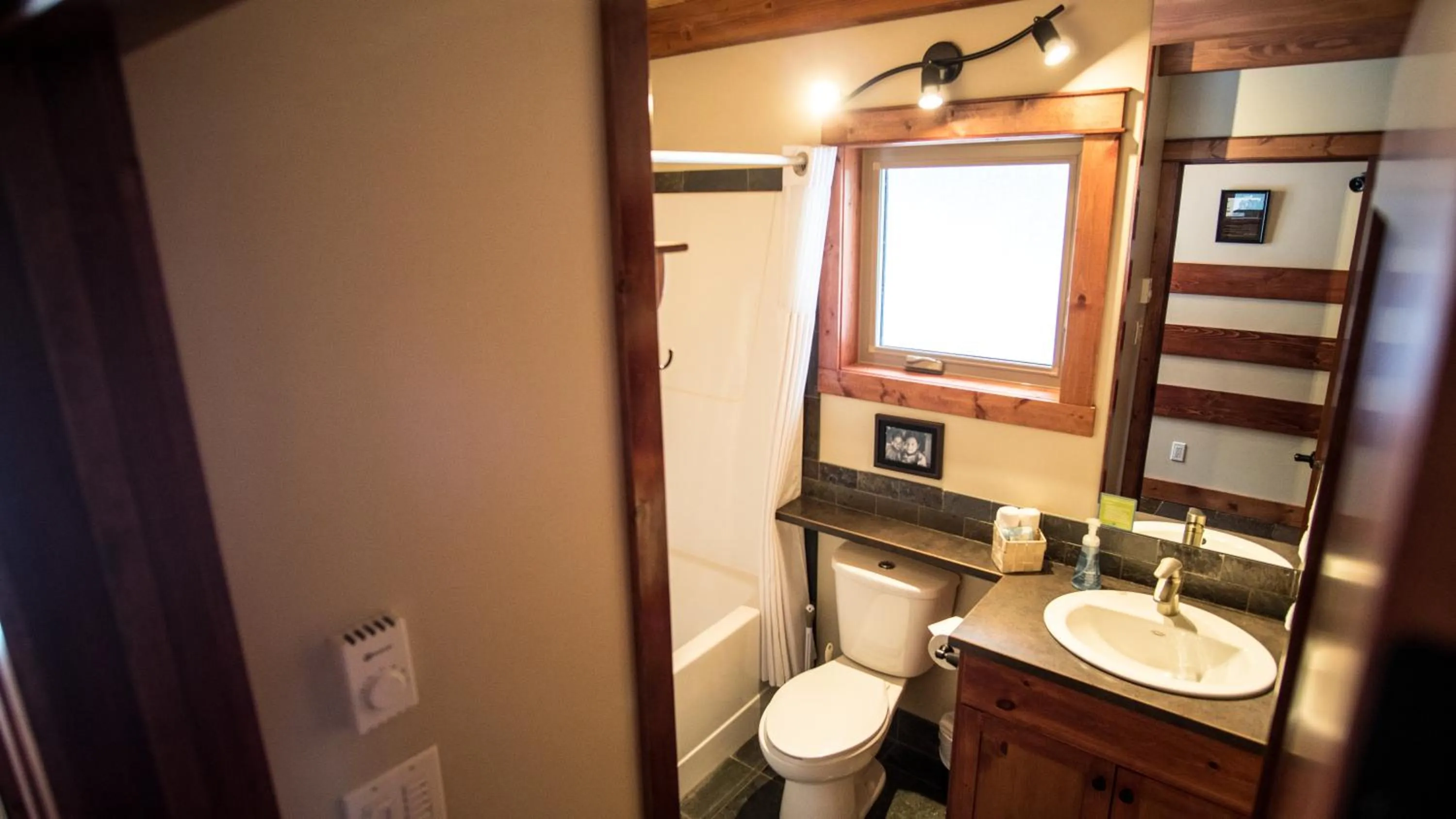 Shower in Cedar House Restaurant & Chalets