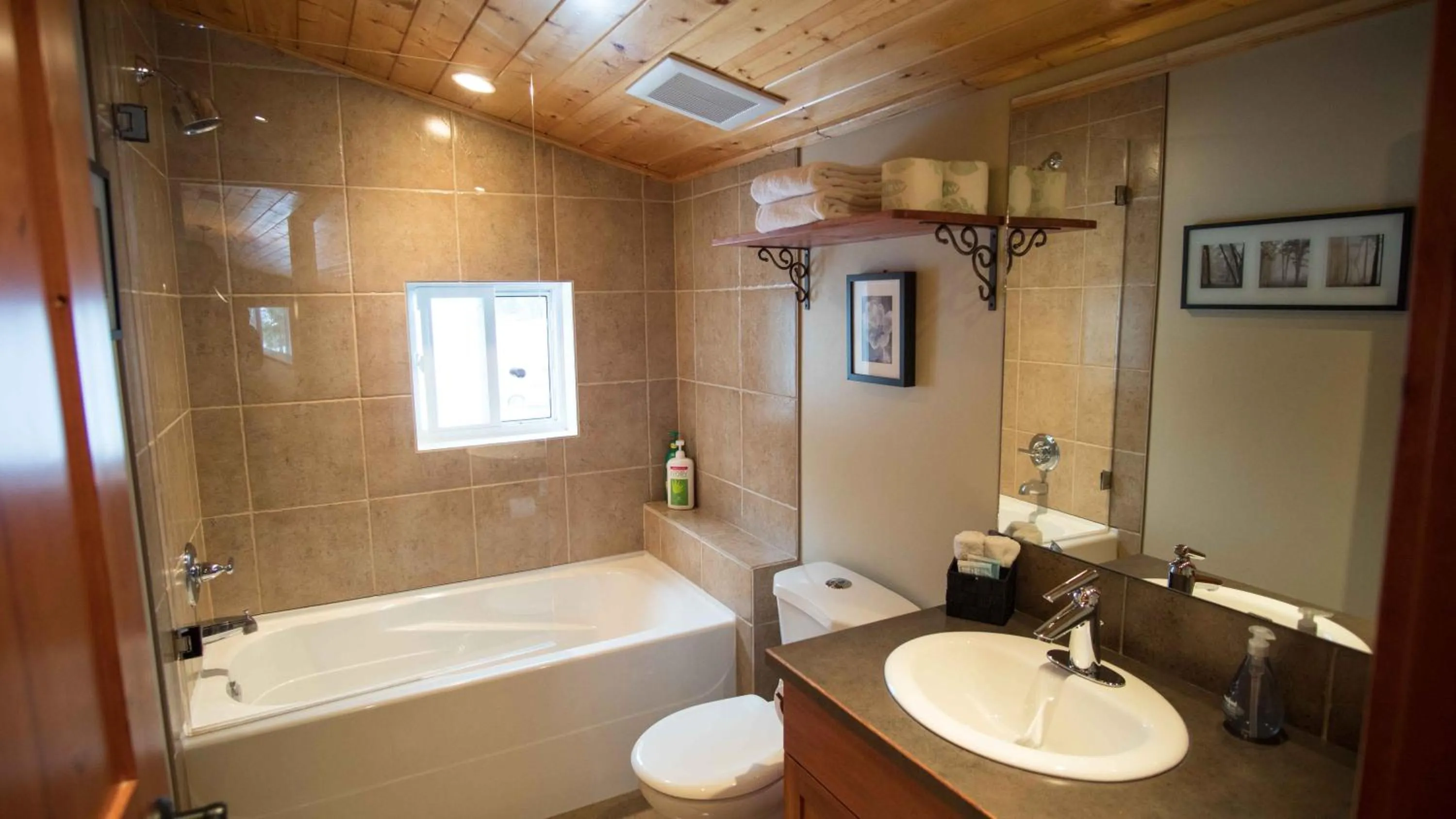 Shower in Cedar House Restaurant & Chalets