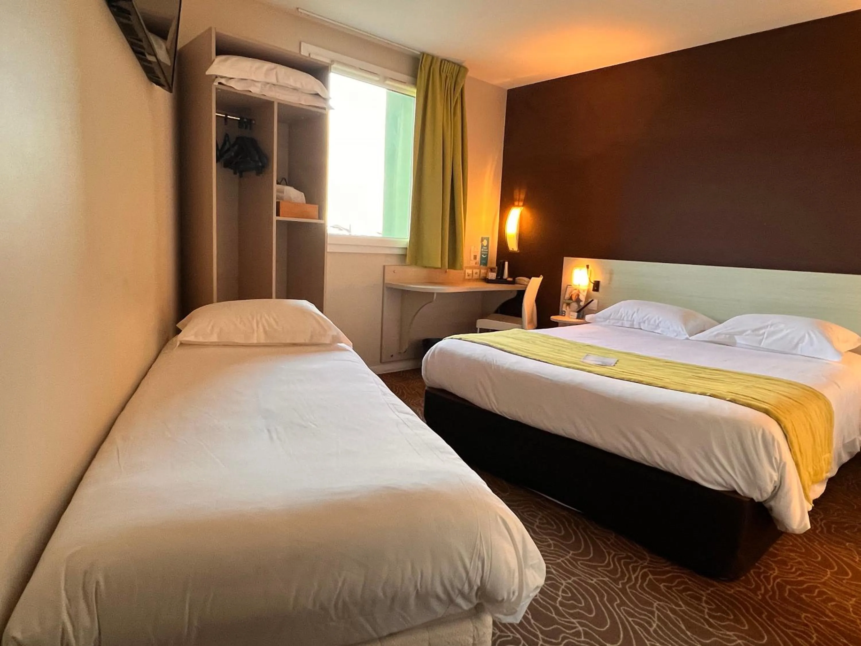 Comfort Triple Room in Brit Hotel Saint-Méen-le-Grand en Brocéliande