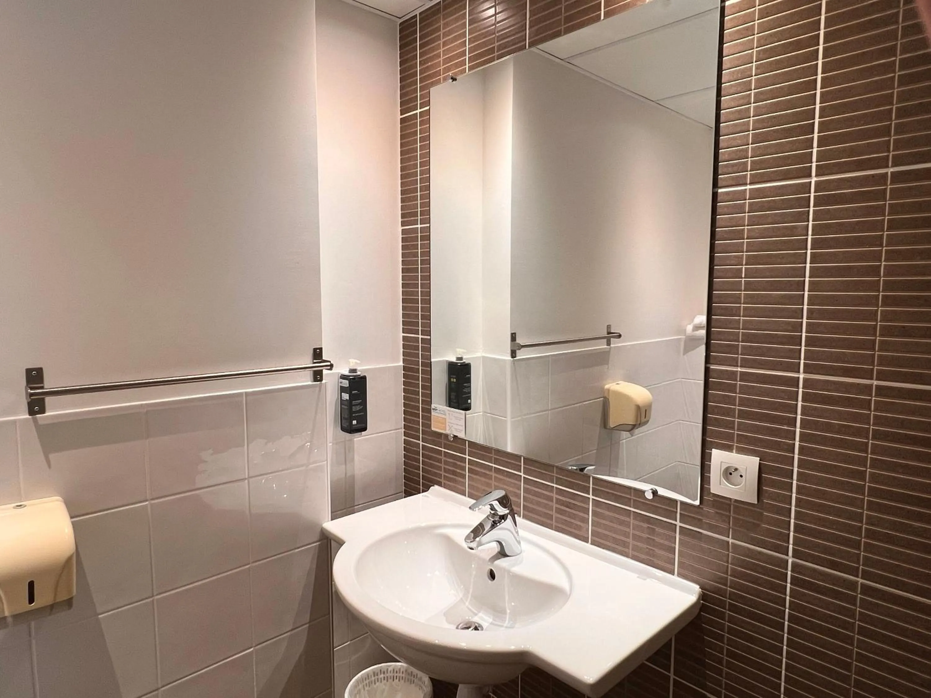 Bathroom in Brit Hotel Saint-Méen-le-Grand en Brocéliande