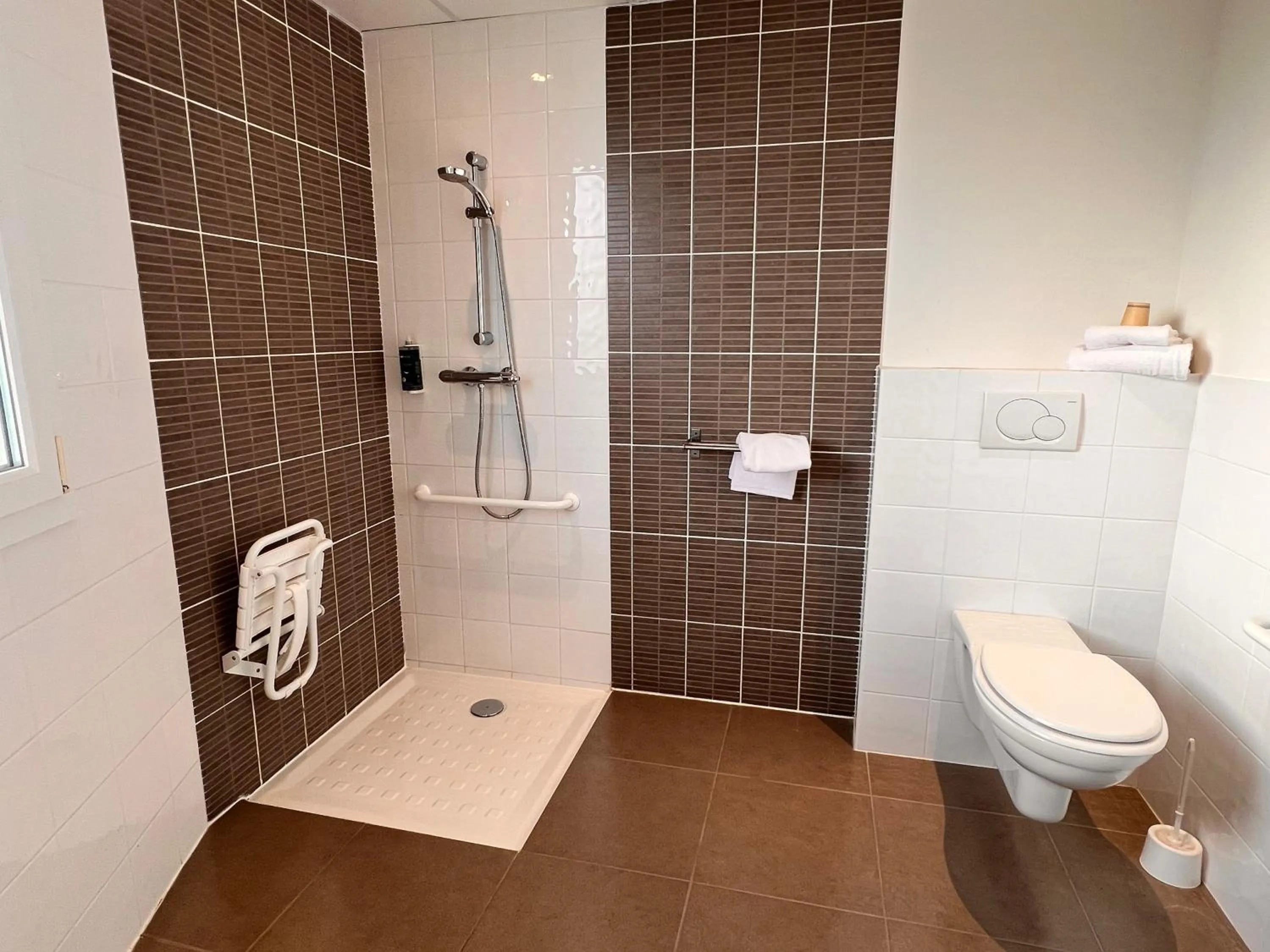 Shower in Brit Hotel Saint-Méen-le-Grand en Brocéliande