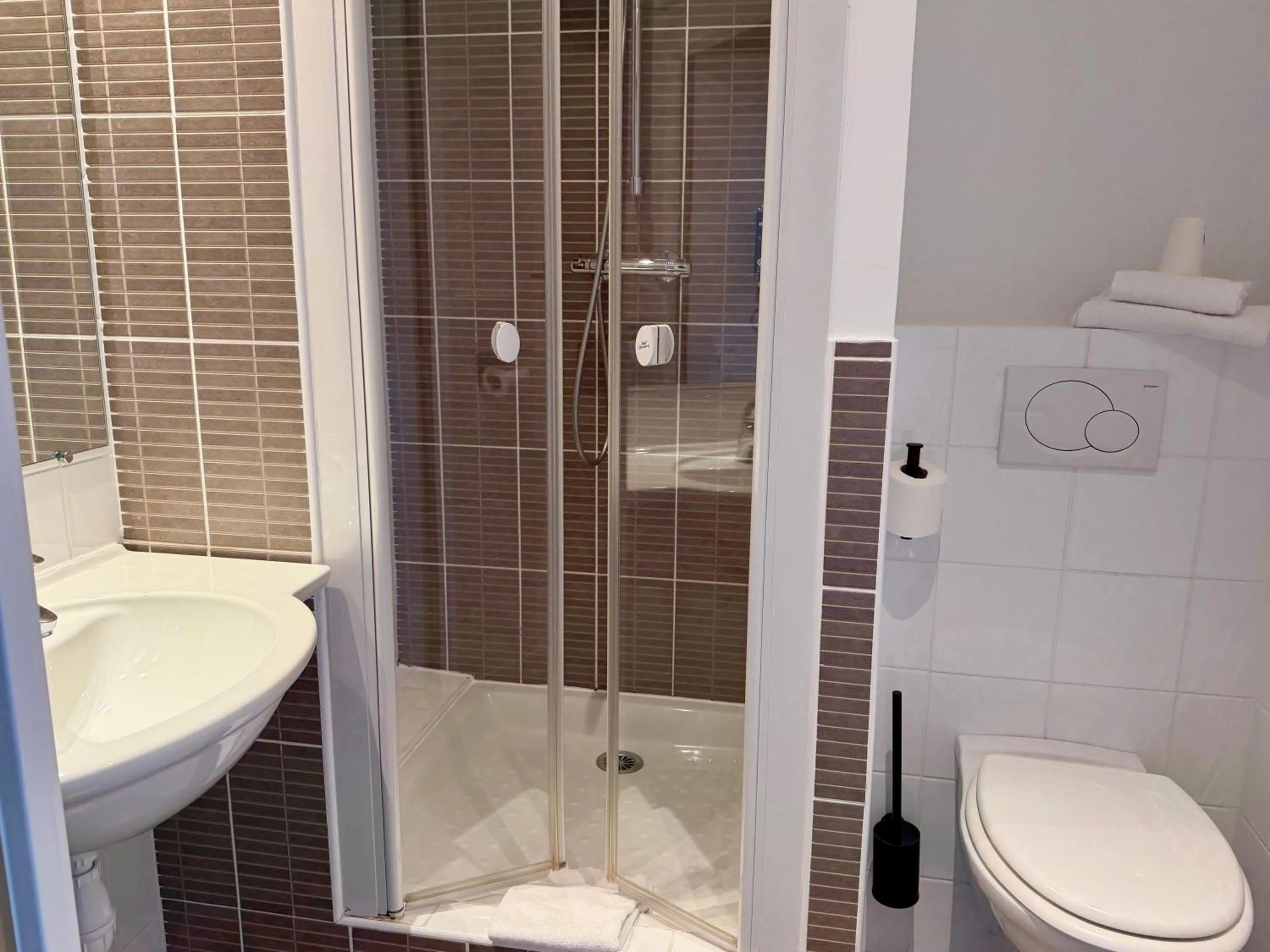 Shower in Brit Hotel Saint-Méen-le-Grand en Brocéliande