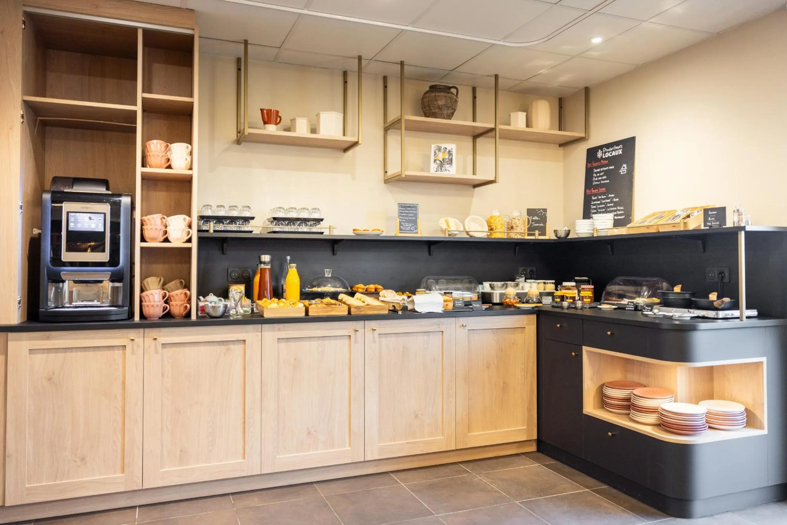 Buffet breakfast in Brit Hotel Saint-Méen-le-Grand en Brocéliande