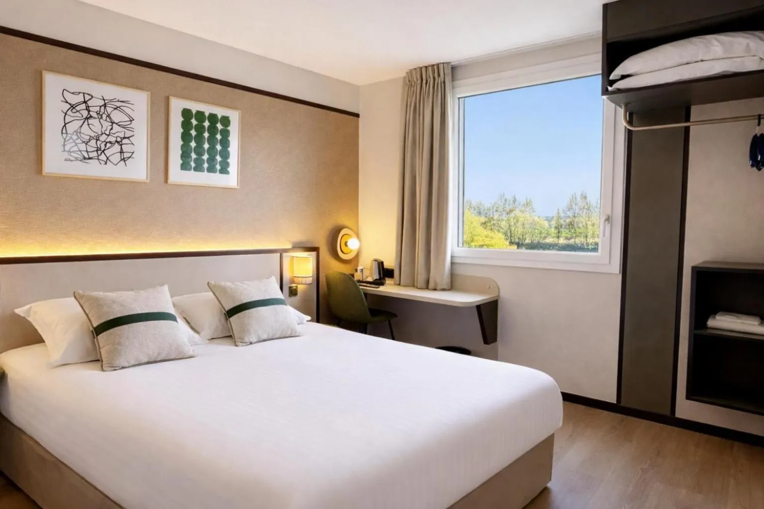 Photo of the whole room, Bed in Brit Hotel Saint-Méen-le-Grand en Brocéliande