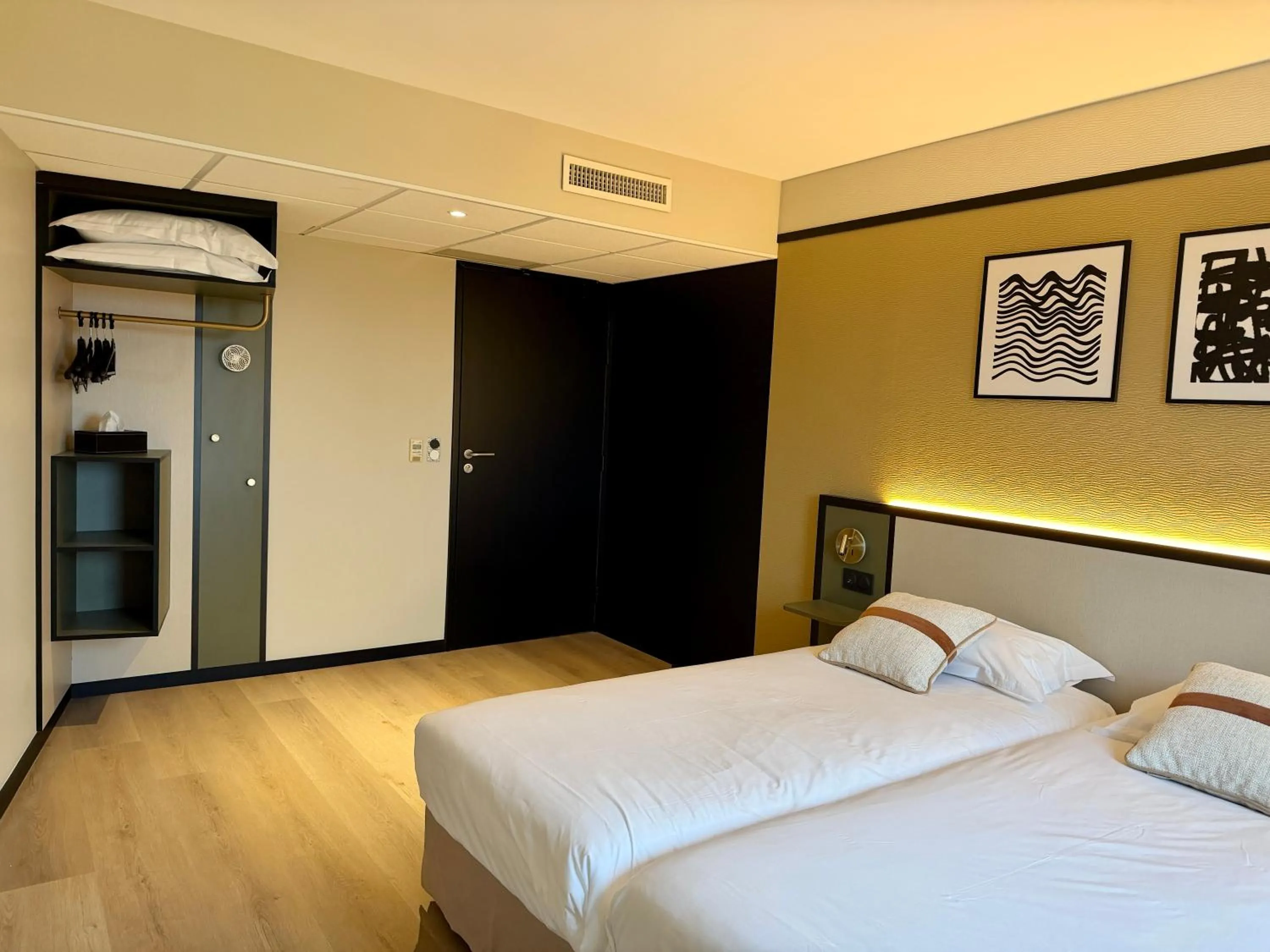 Bed in Brit Hotel Saint-Méen-le-Grand en Brocéliande