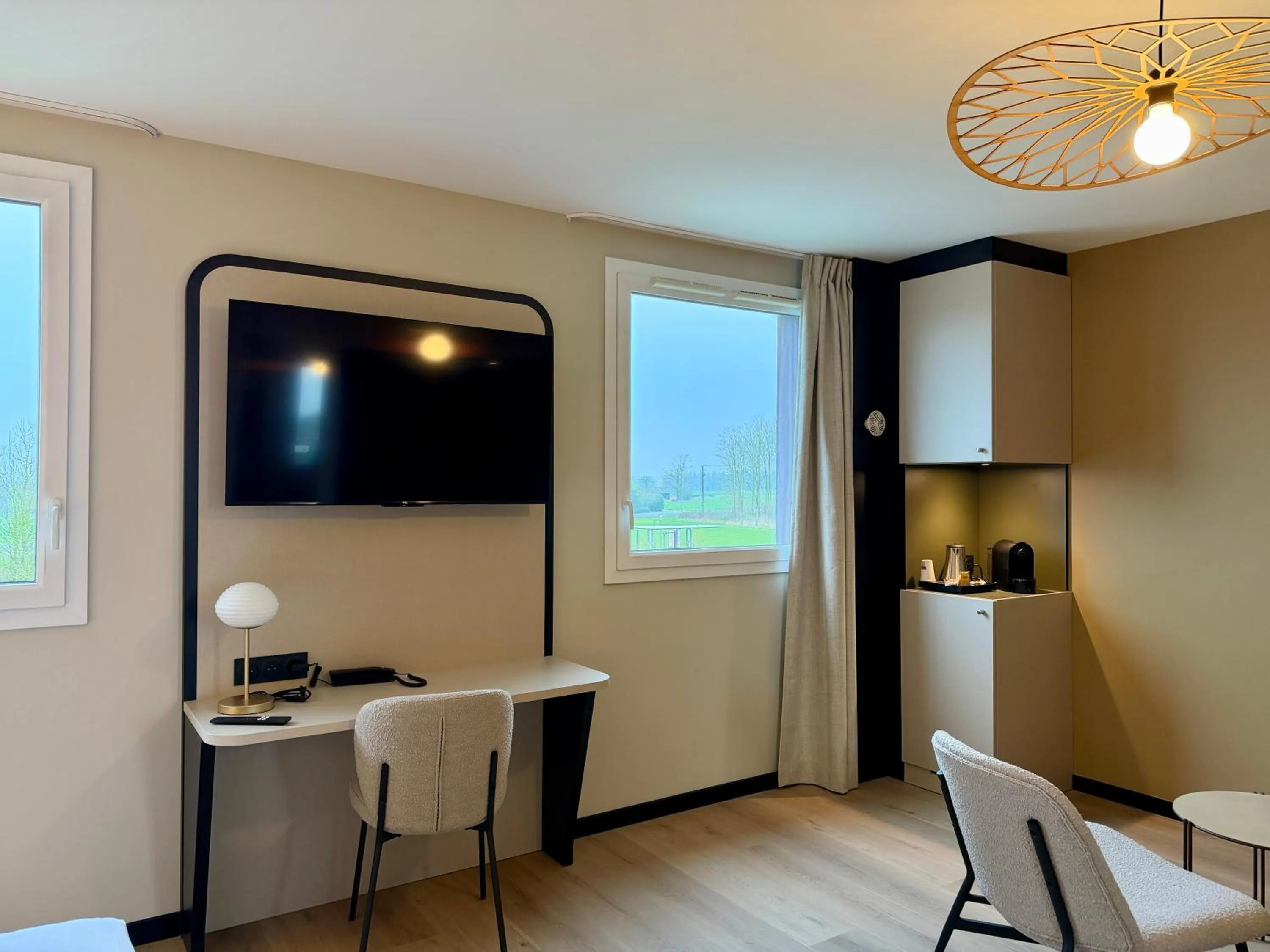 TV and multimedia in Brit Hotel Saint-Méen-le-Grand en Brocéliande