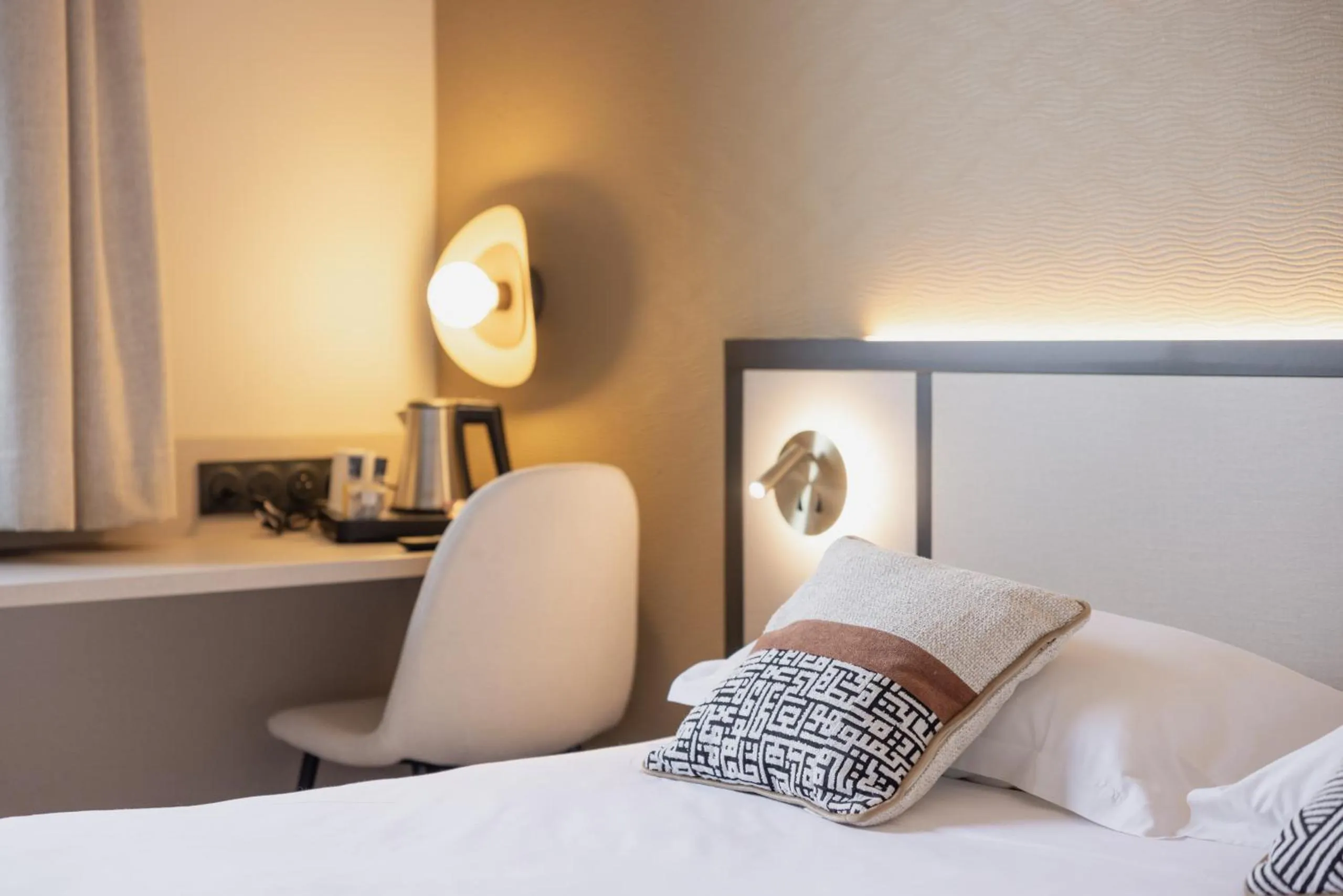 Seating area, Bed in Brit Hotel Saint-Méen-le-Grand en Brocéliande