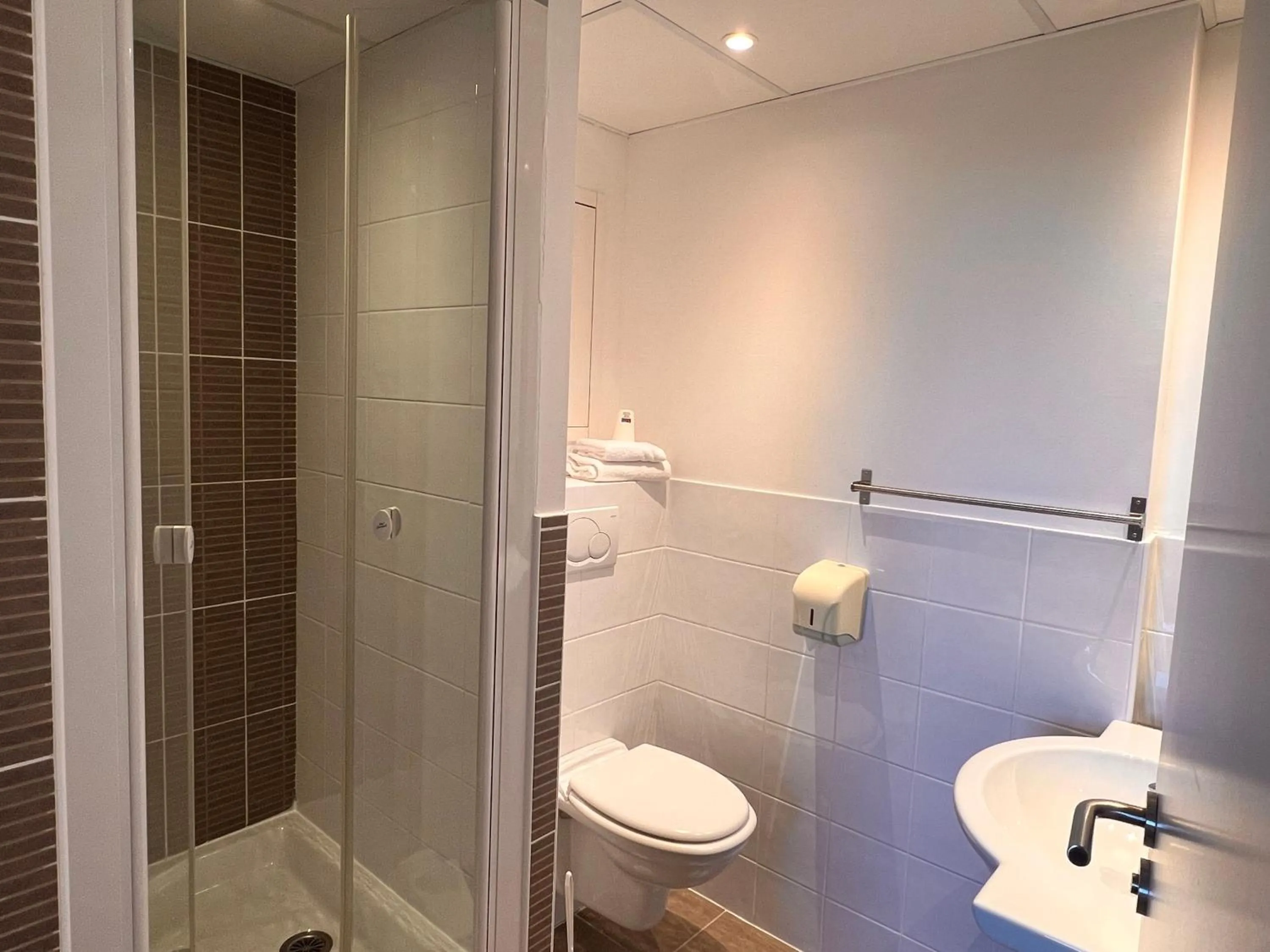 Bathroom in Brit Hotel Saint-Méen-le-Grand en Brocéliande