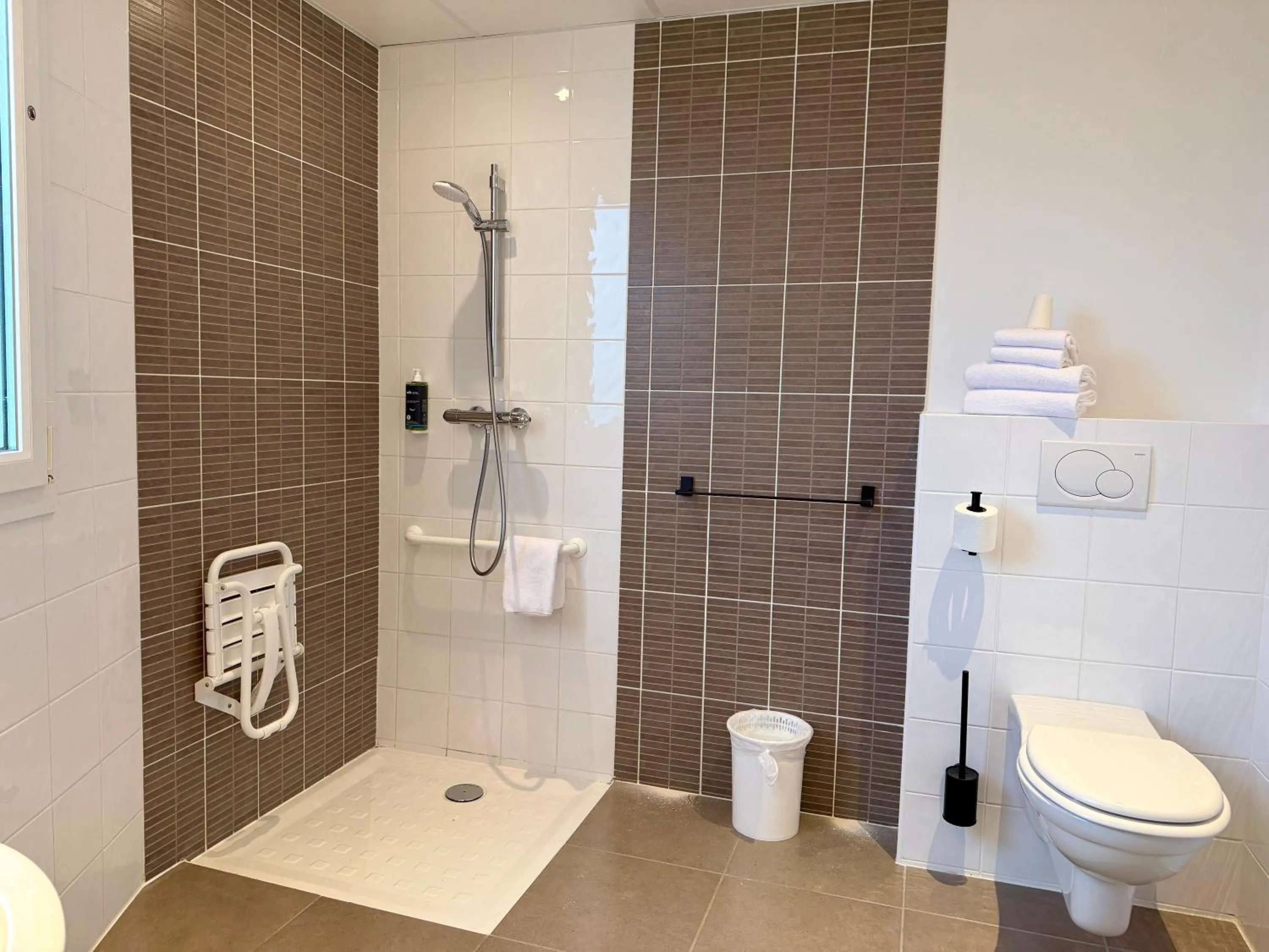 Bathroom in Brit Hotel Saint-Méen-le-Grand en Brocéliande