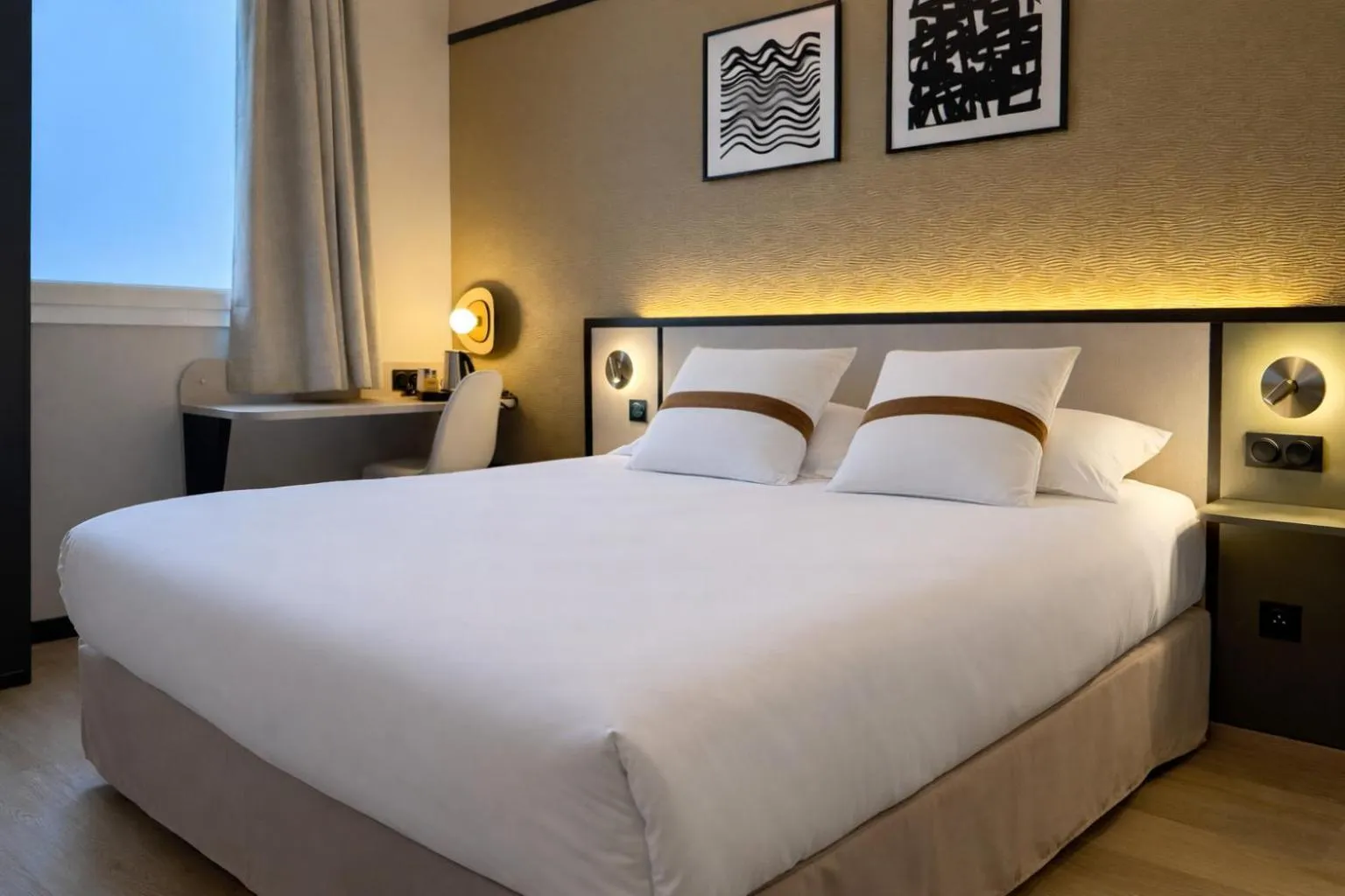 Photo of the whole room, Bed in Brit Hotel Saint-Méen-le-Grand en Brocéliande