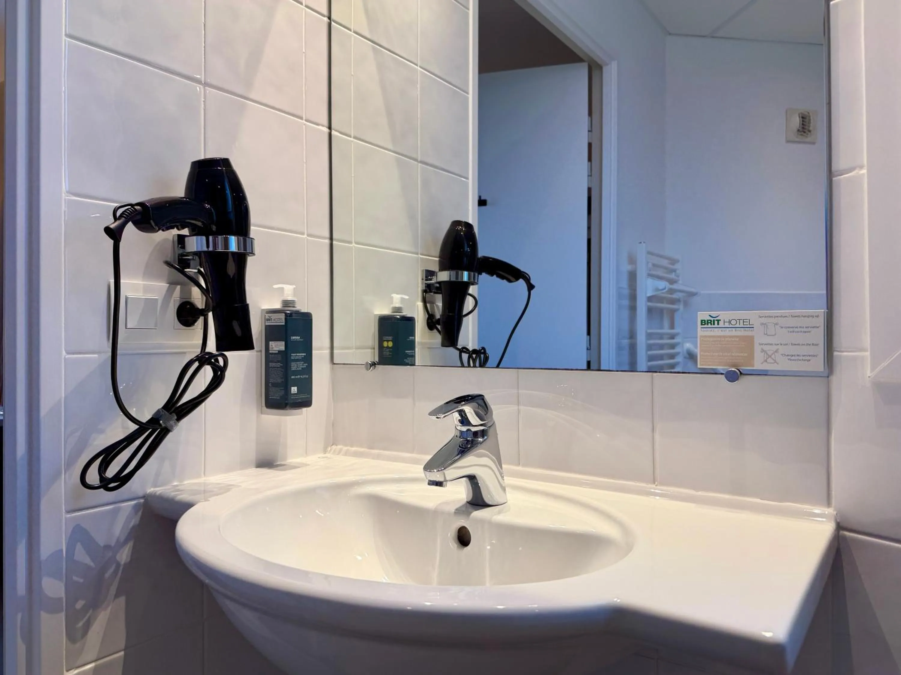 hair dryier in Brit Hotel Saint-Méen-le-Grand en Brocéliande