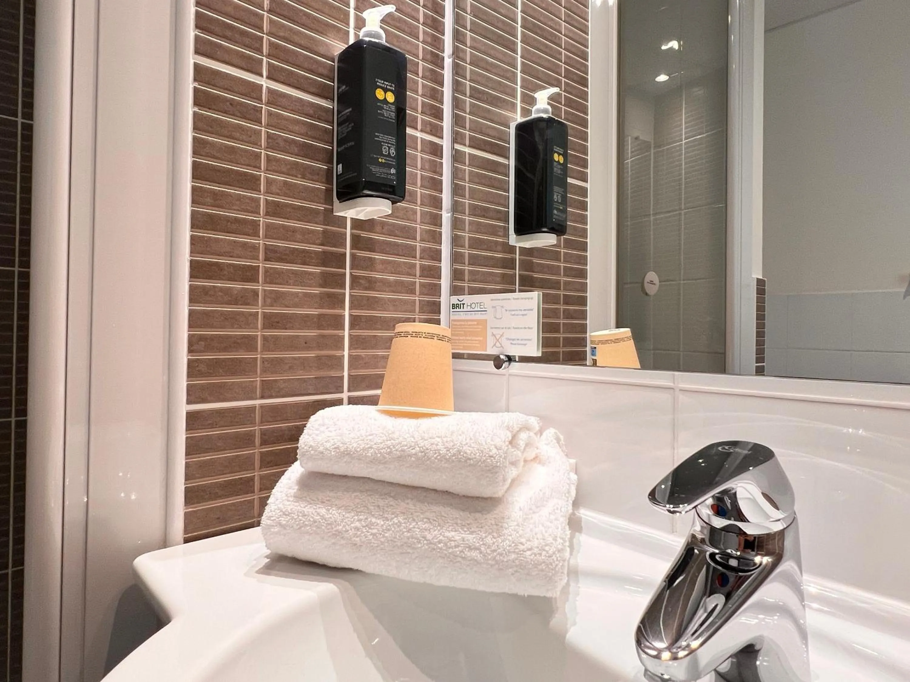 towels in Brit Hotel Saint-Méen-le-Grand en Brocéliande