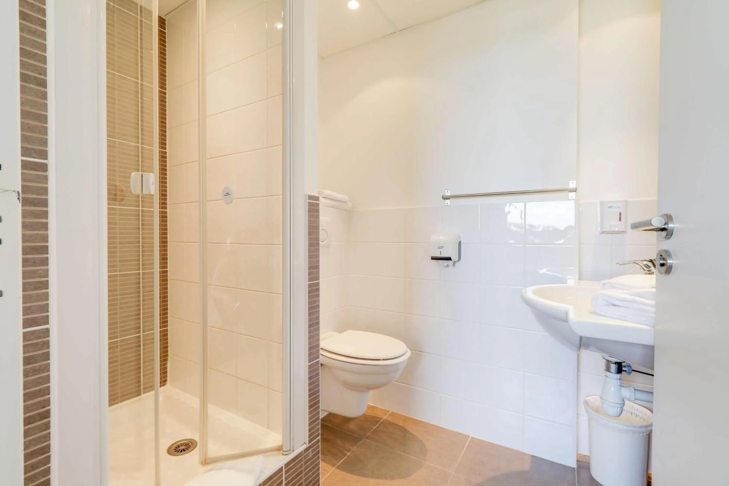 Bathroom in Brit Hotel Saint-Méen-le-Grand en Brocéliande